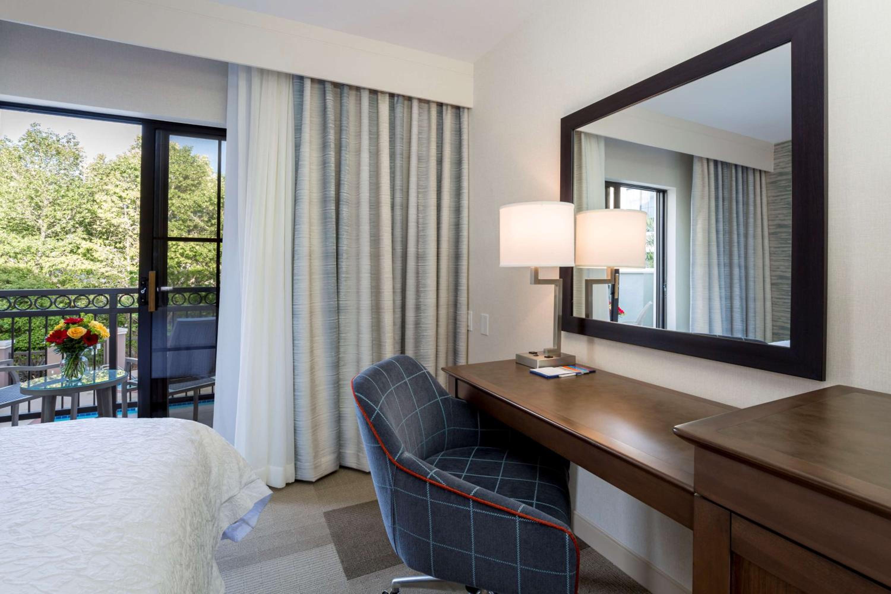 Queen Room with Two Queen Beds - Photo 4
