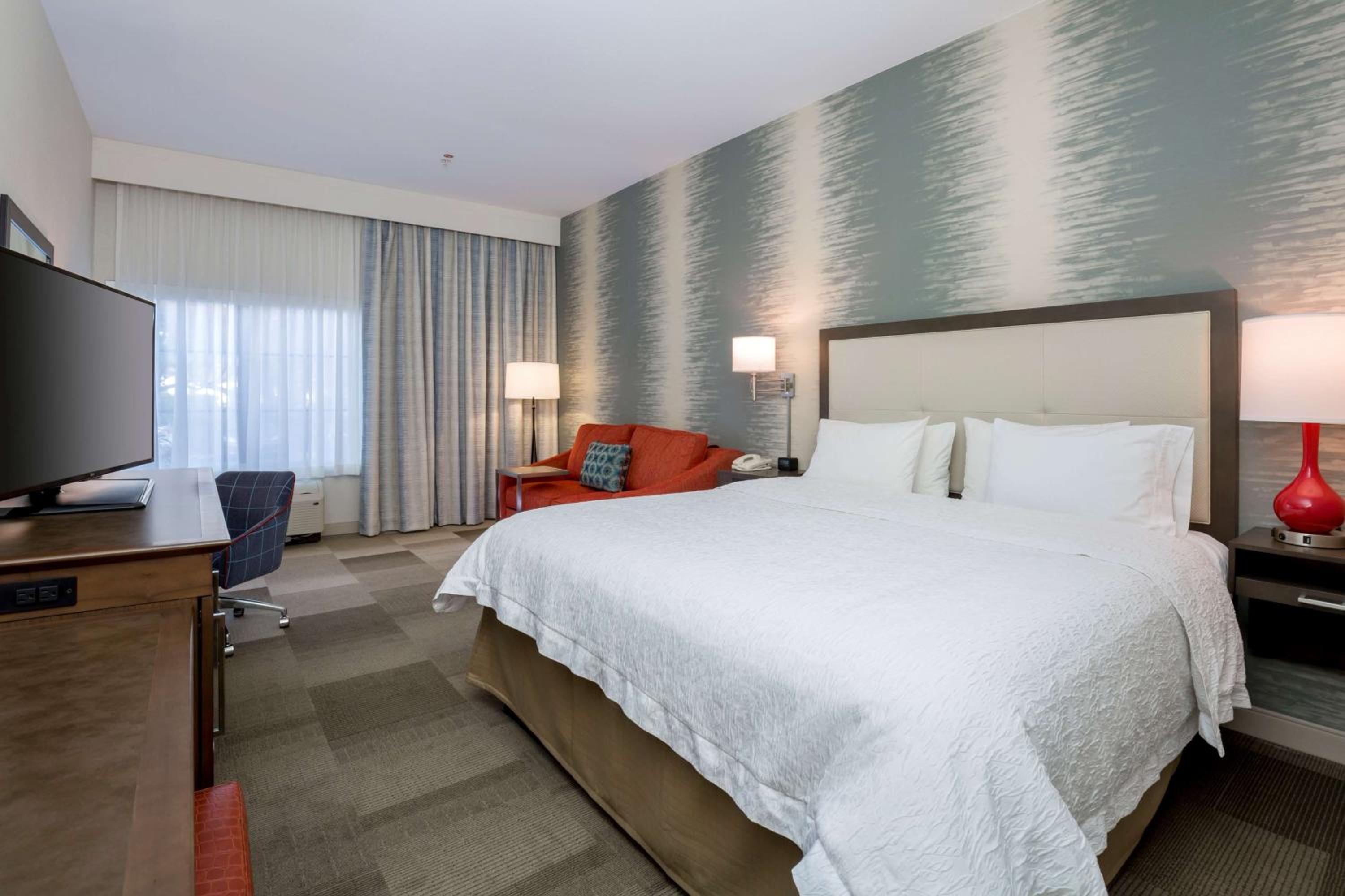 King Room with Sofa Bed - Photo 2