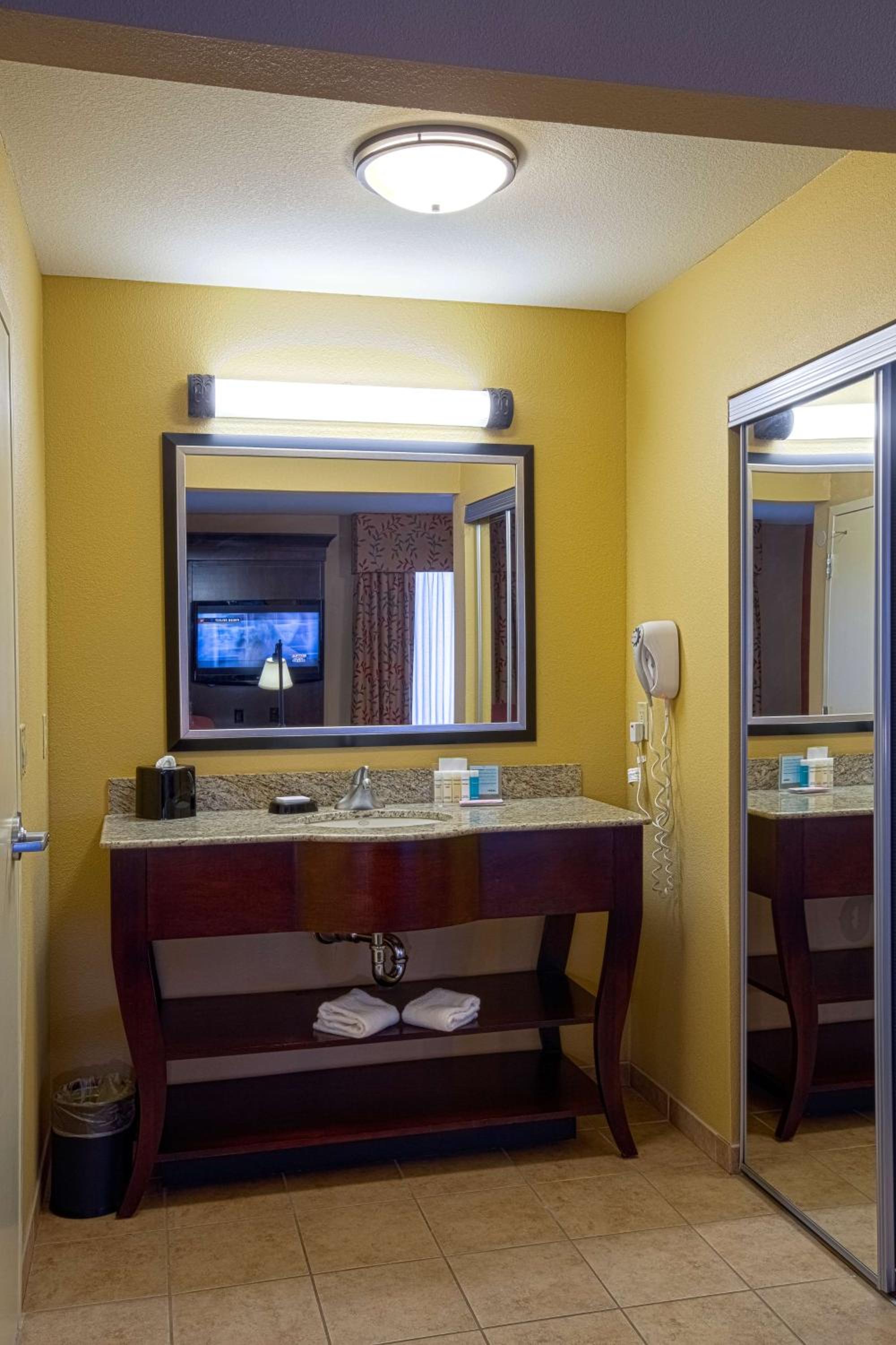 King Room with King Bed - Non-Smoking - Photo 2