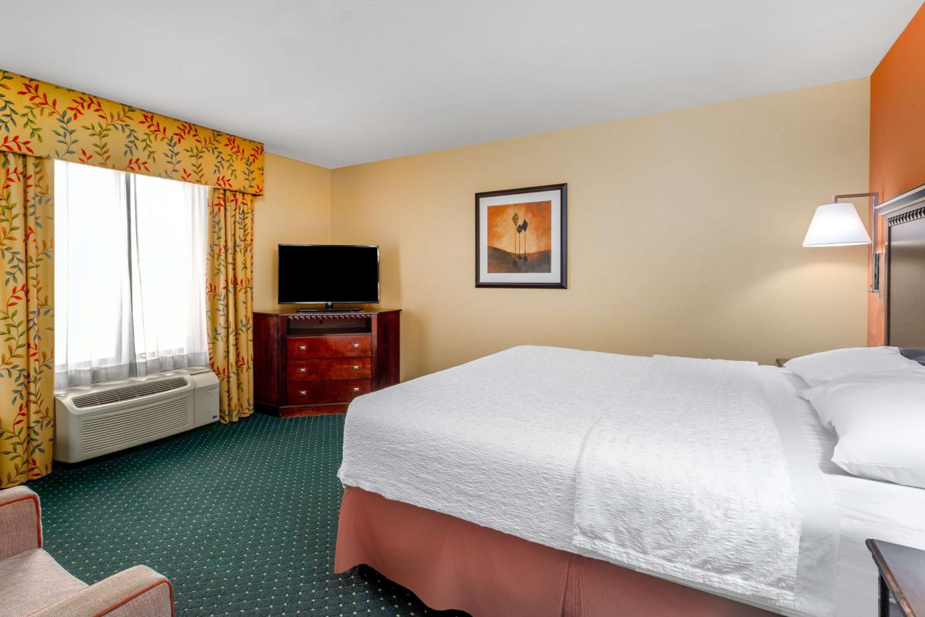 King Room with King Bed - Non-Smoking - Photo 3
