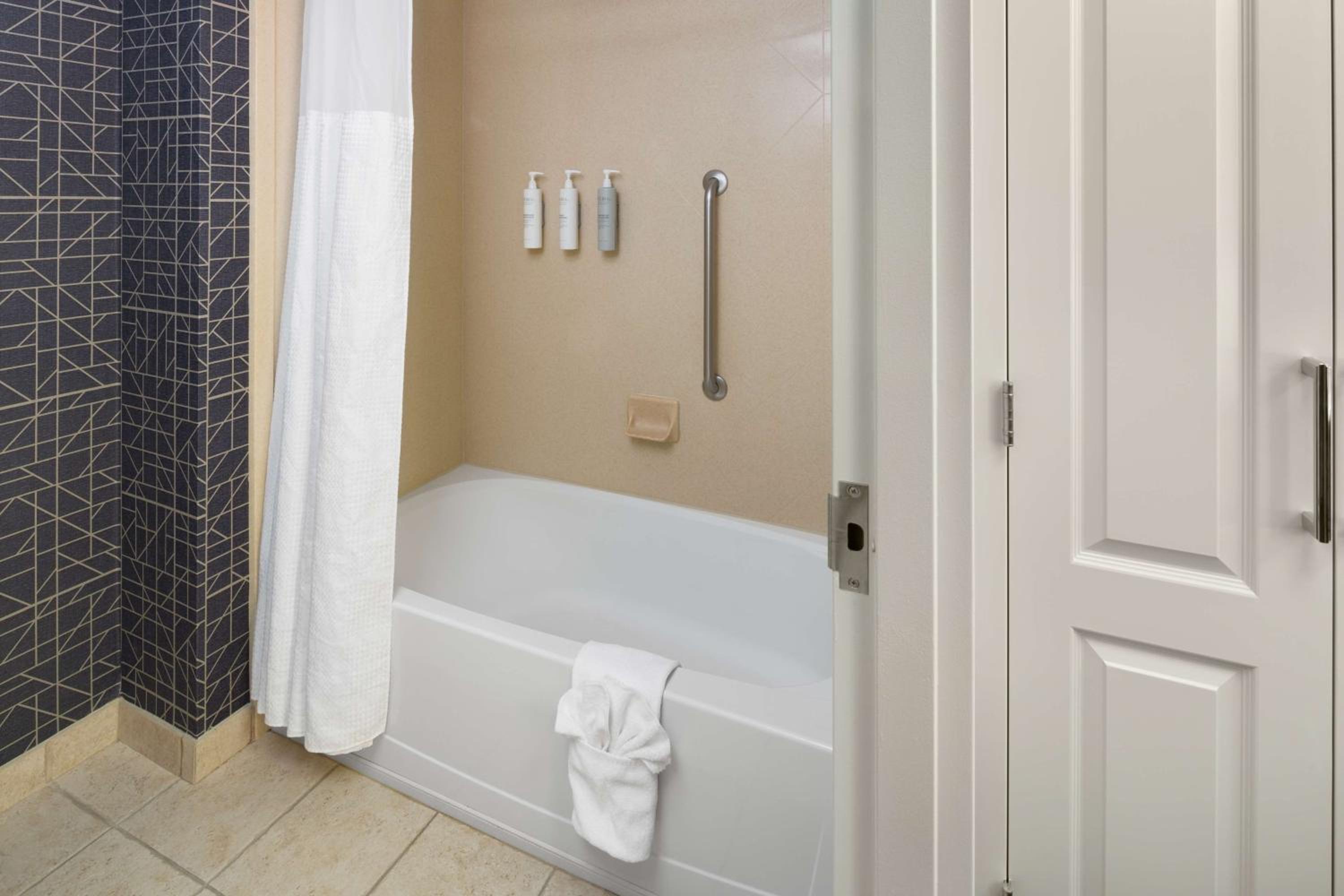 King Studio Suite - Non-Smoking - Photo 2
