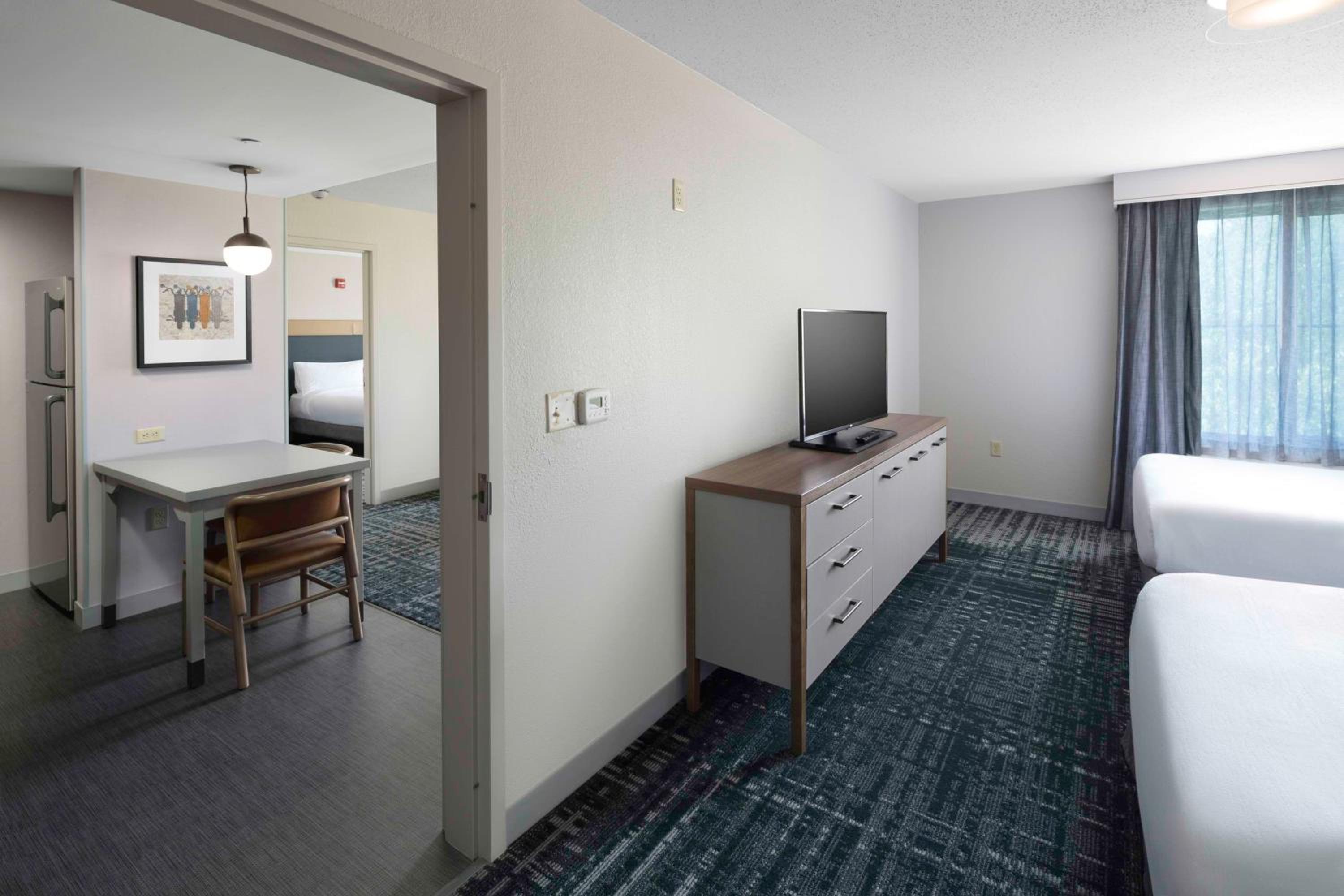 Two Bedroom Suite with One King and Two Queen Beds - Non-Smoking - Photo 2