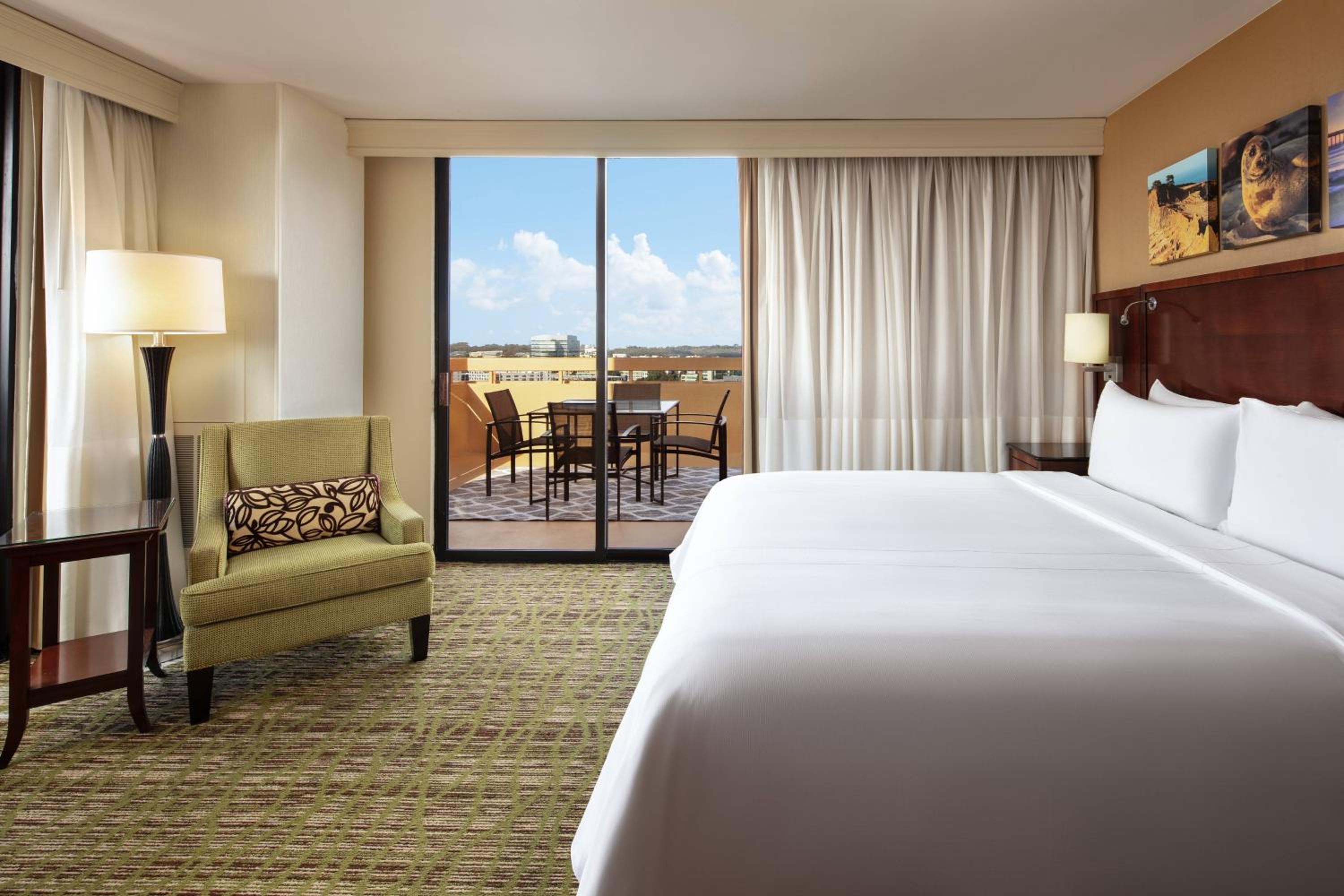 Corner King Room with Balcony - Photo 5