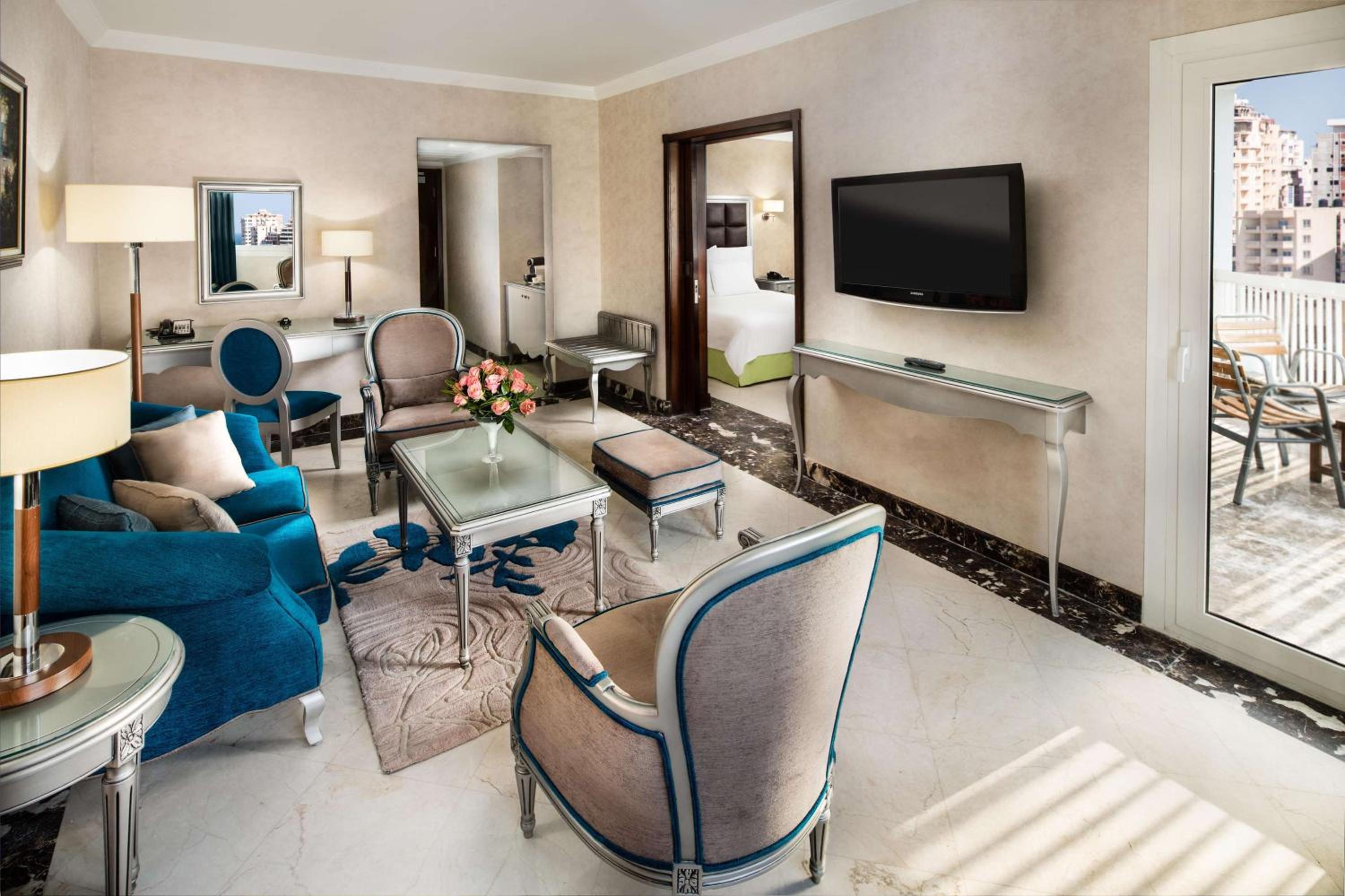 King One-Bedroom Suite with City View - Photo 6
