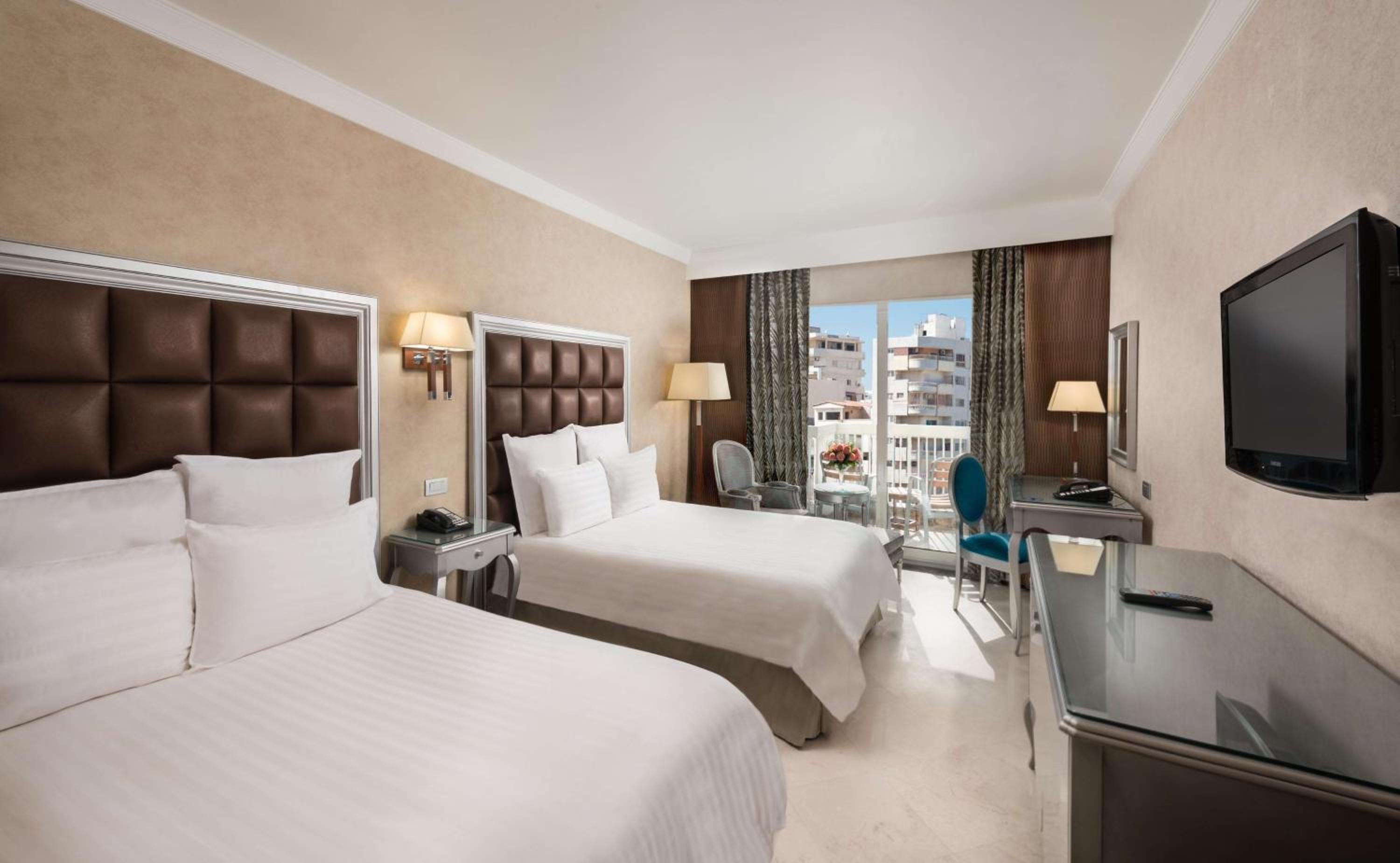 Executive Twin Room with City View - Photo 6
