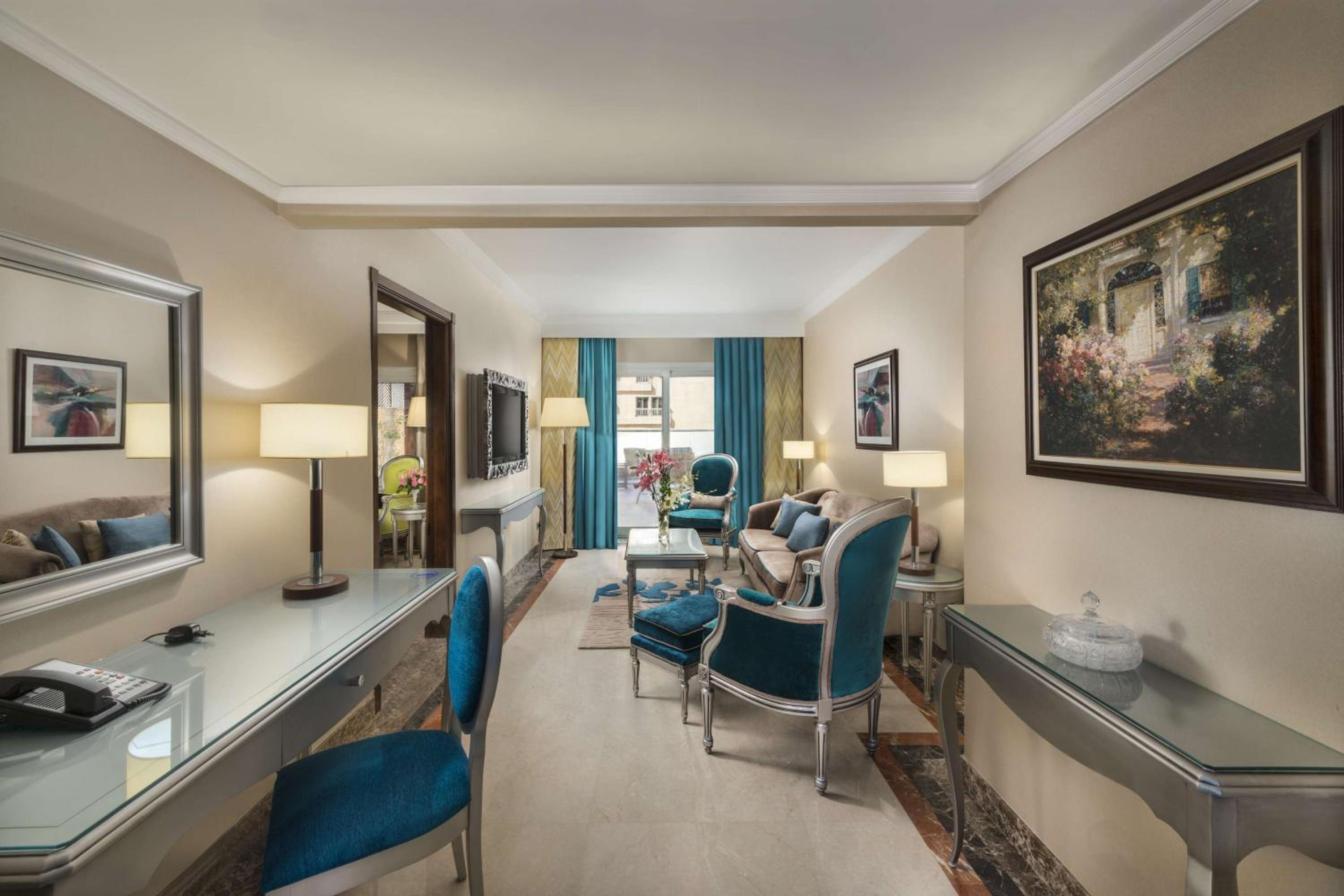 King One-Bedroom Suite with City View - Photo 7