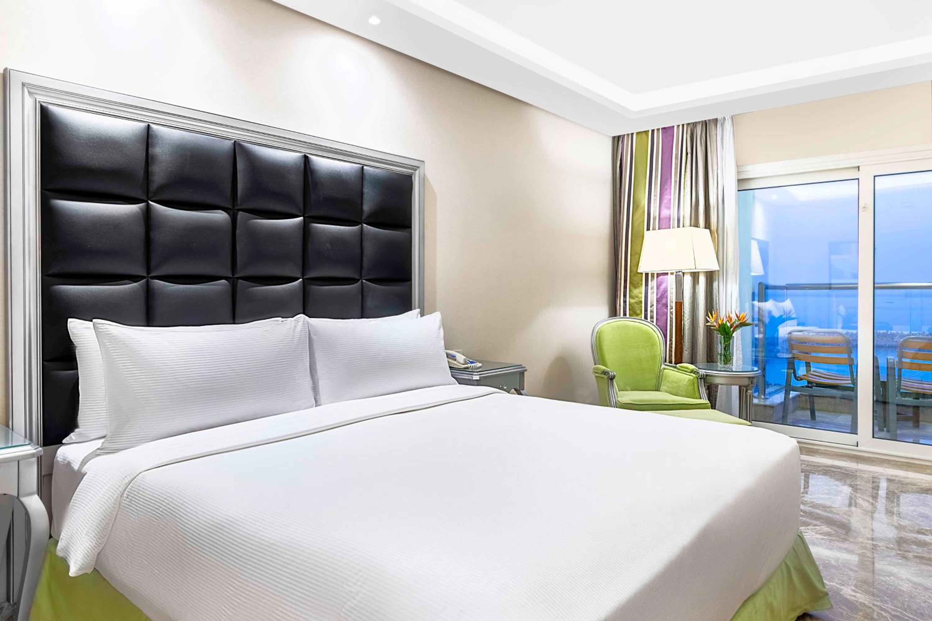 Deluxe King Room with Sea View - Photo 3