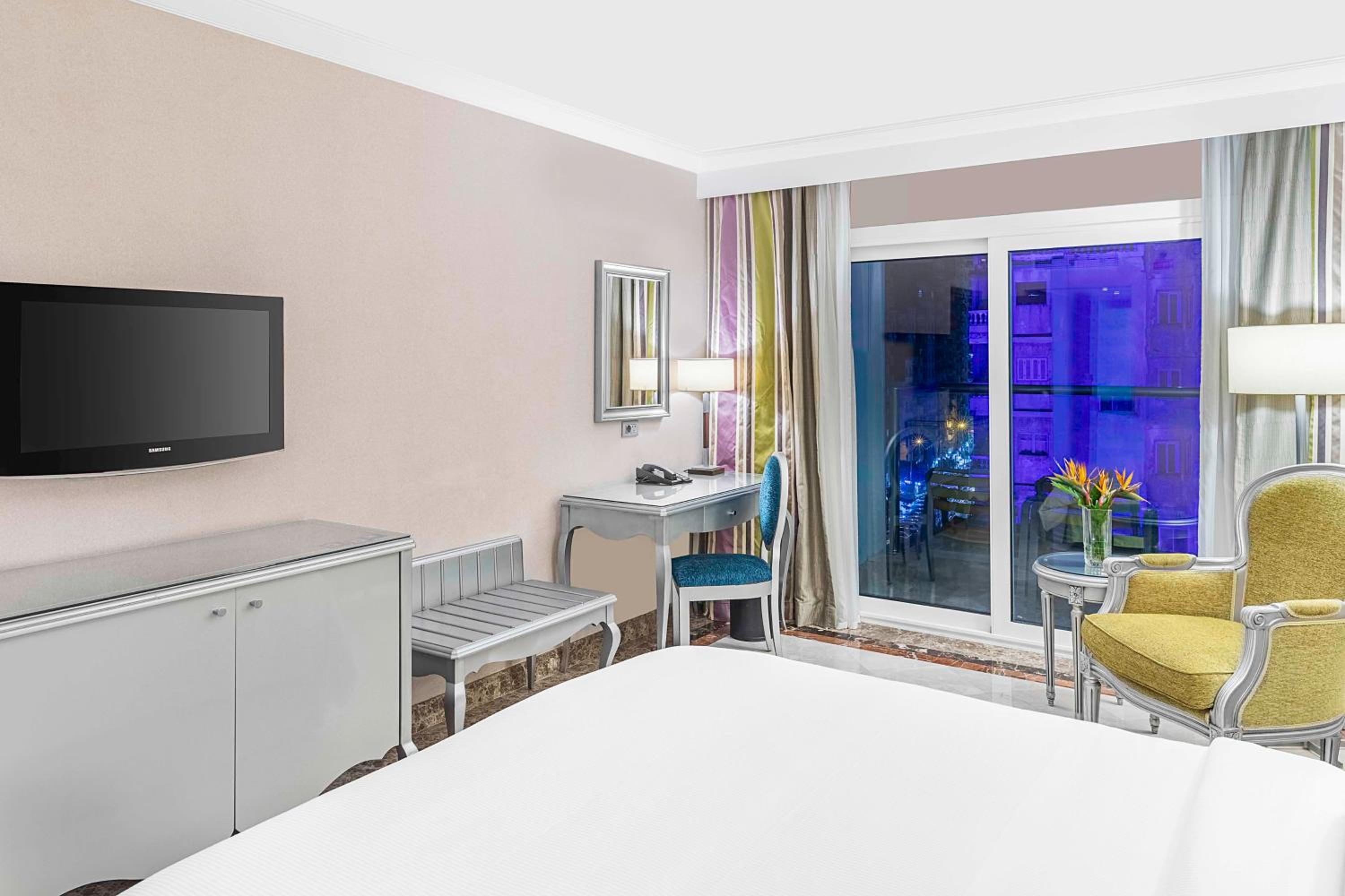 Executive Corner King Room with Sea View - Photo 7