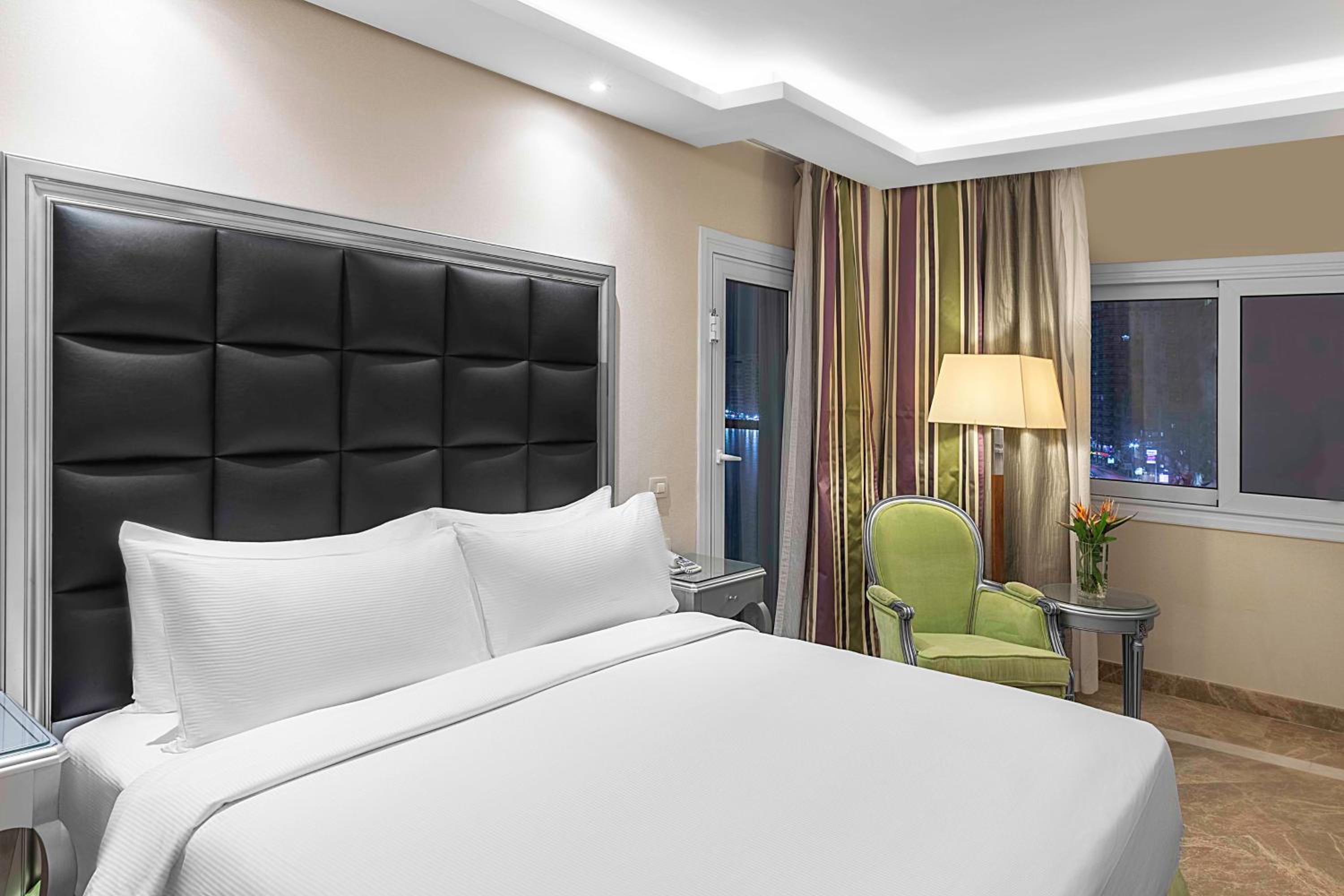 Executive Corner King Room with Sea View - Photo 8