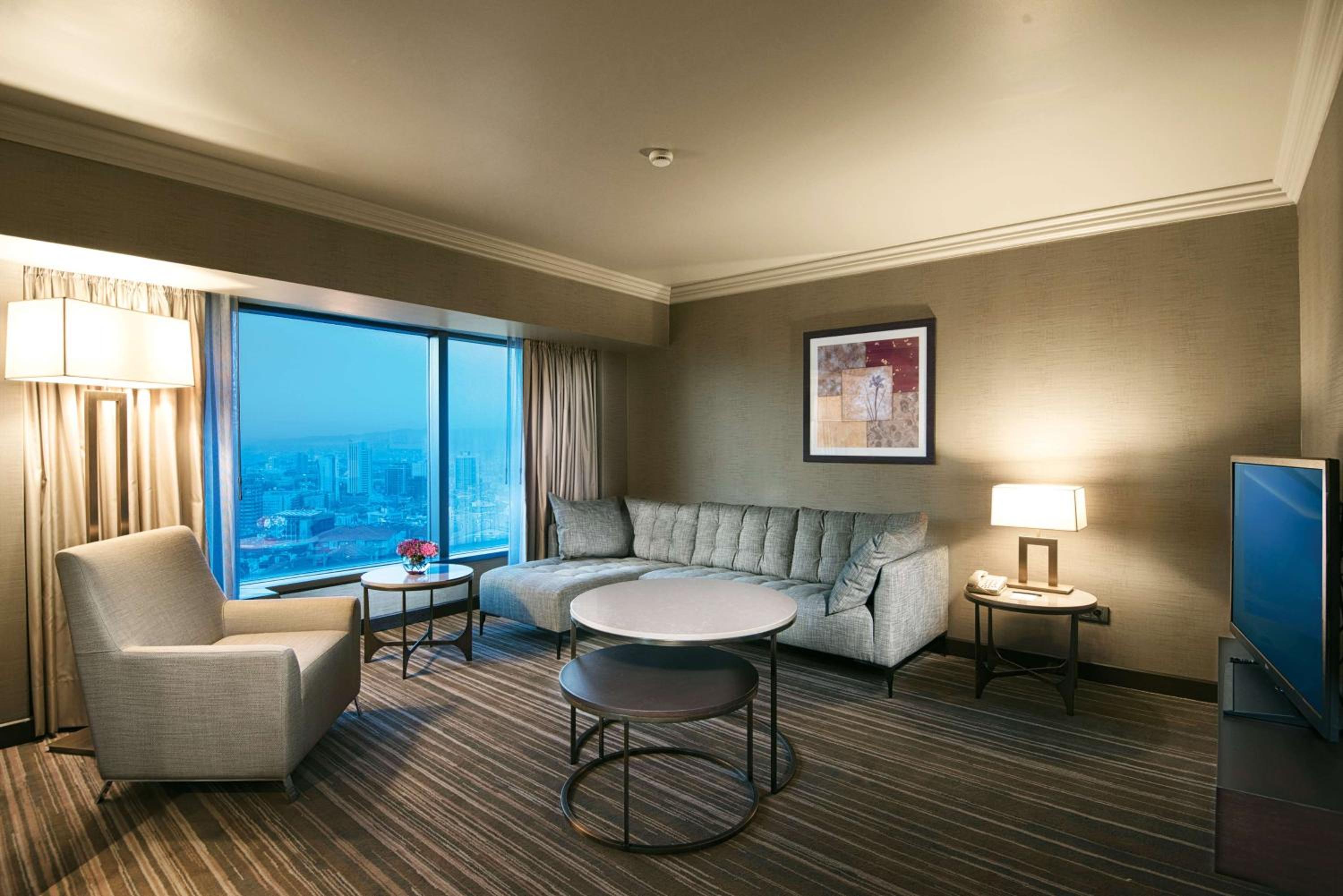 Deluxe King Suite thumbnail 6