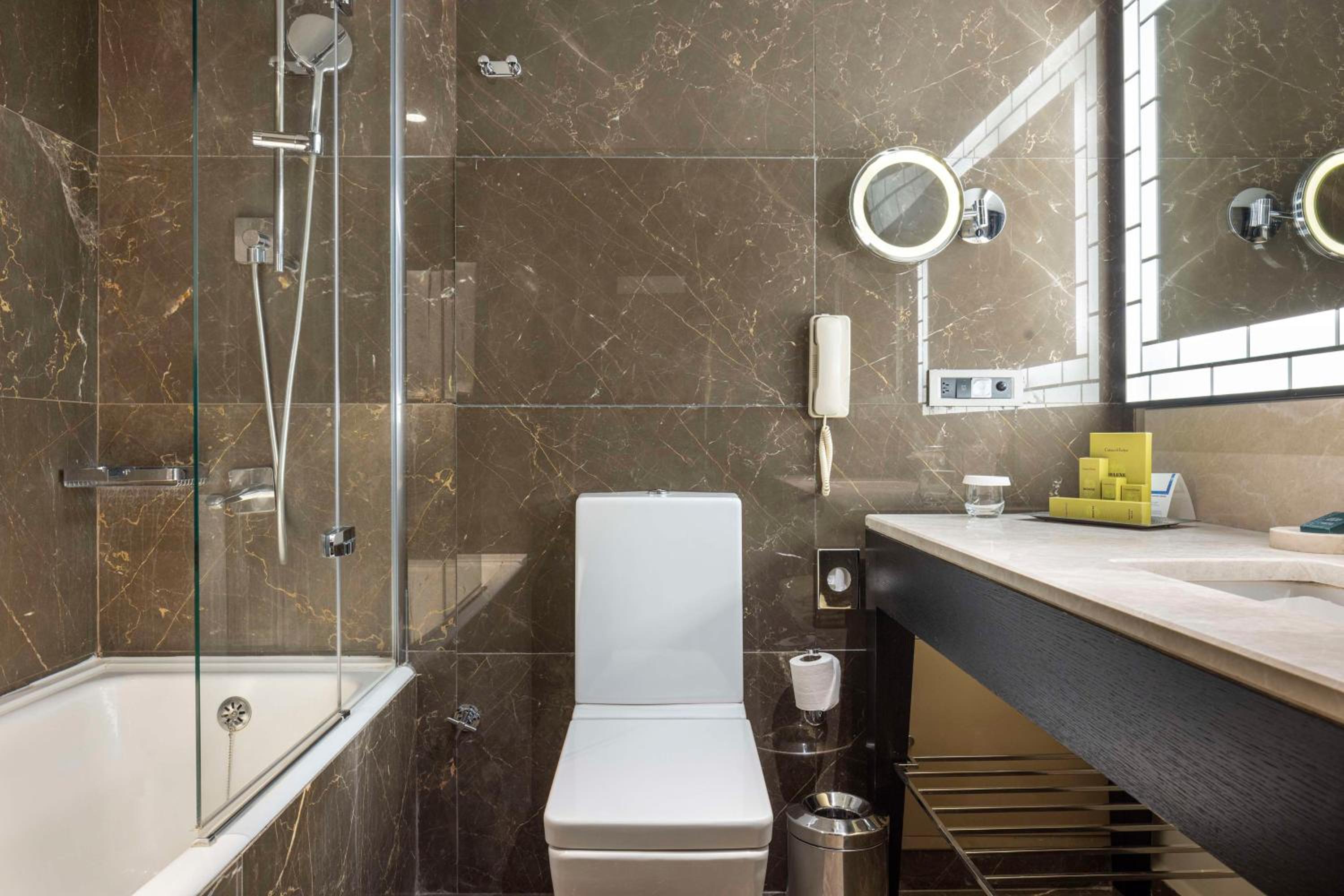 Executive Twin Room thumbnail 6