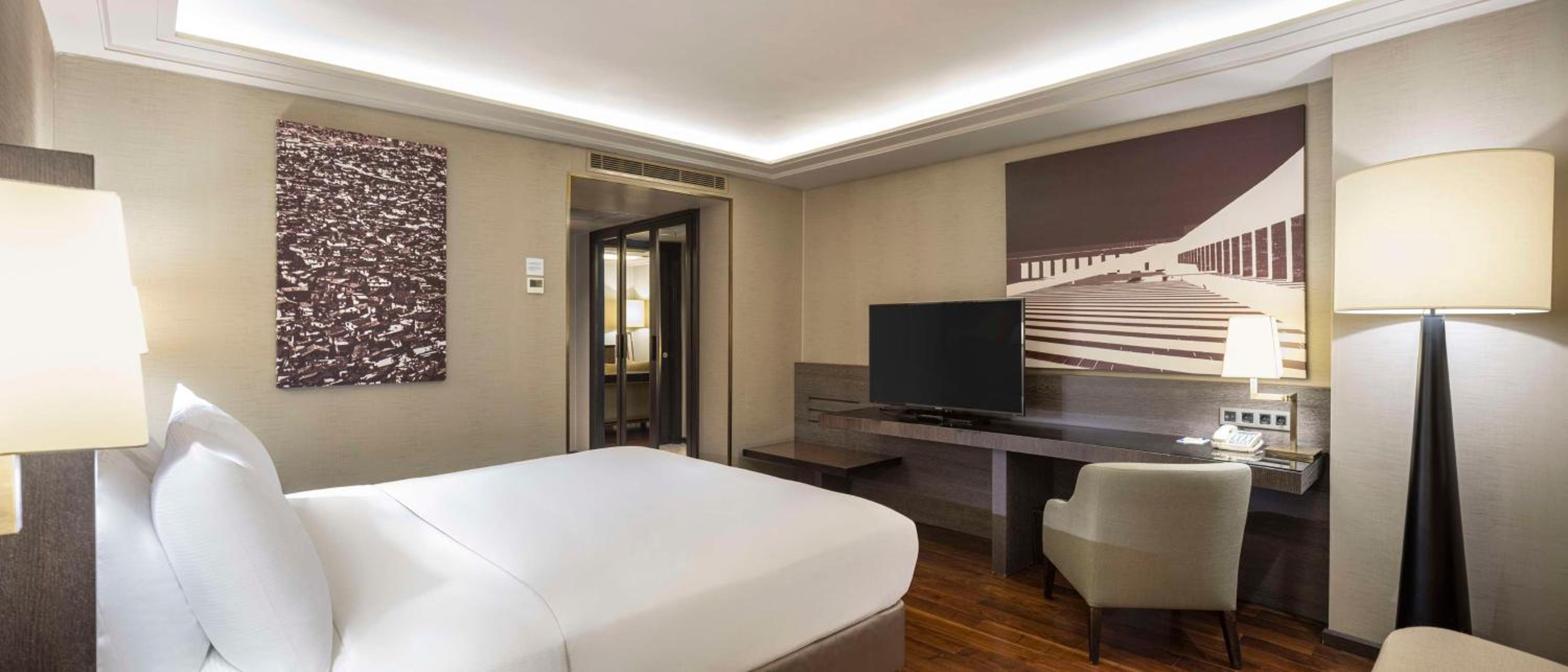 Executive King Room thumbnail 6