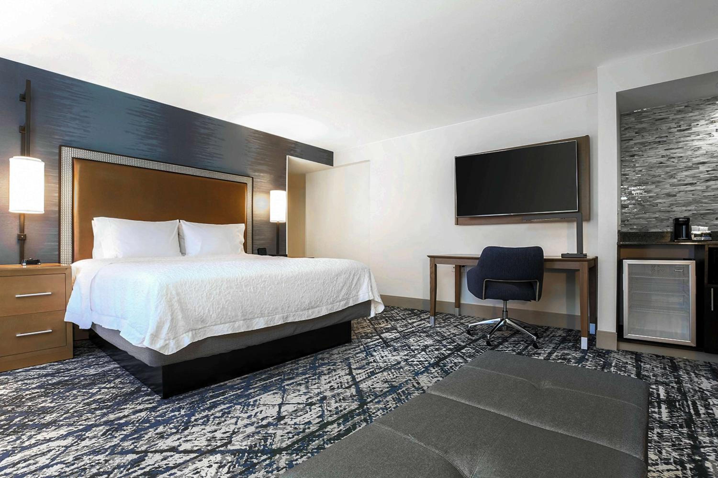 King Room with King Bed - Non-Smoking - Photo 2