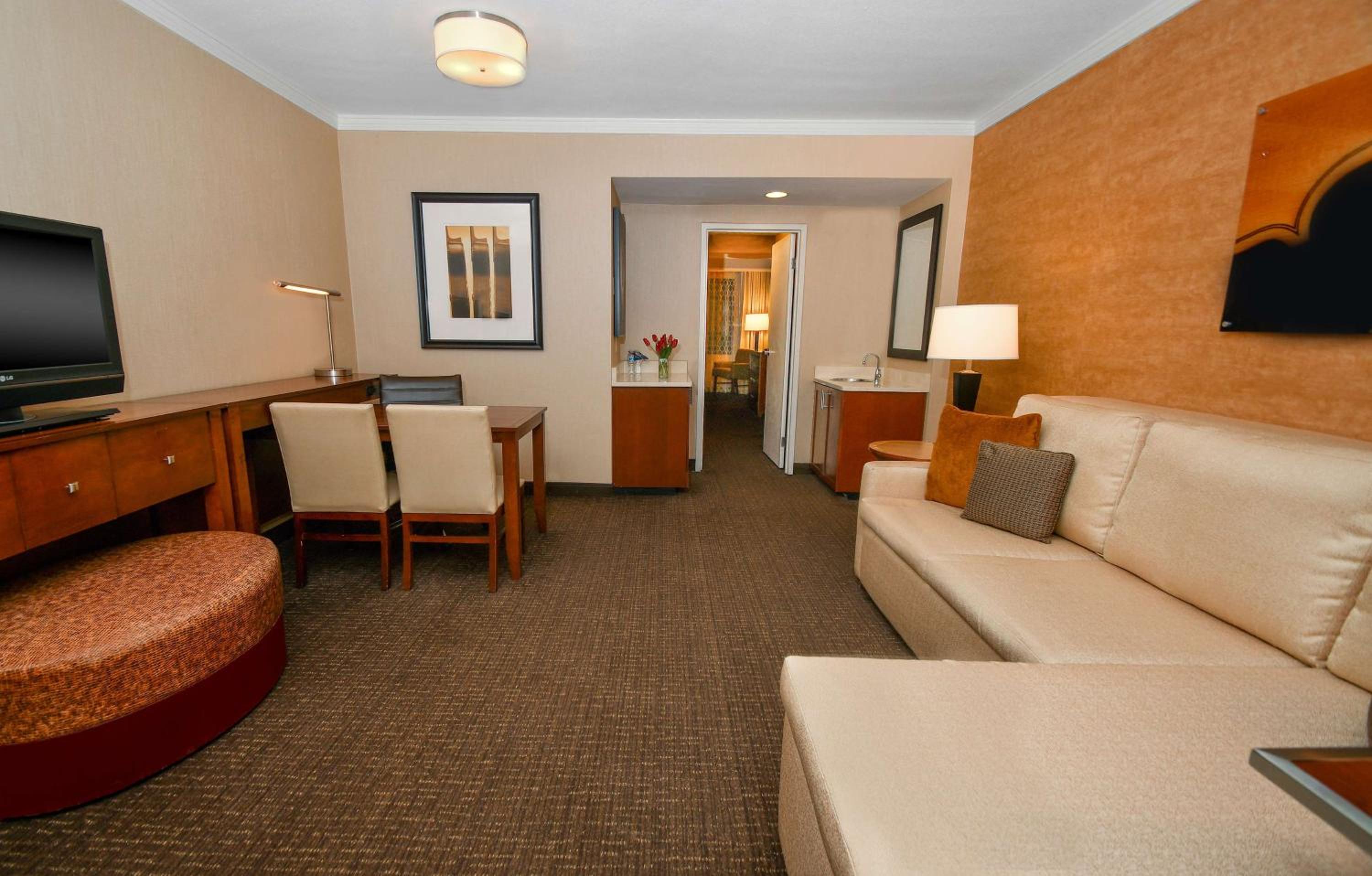 King Suite with City View - Non-Smoking - Photo 4