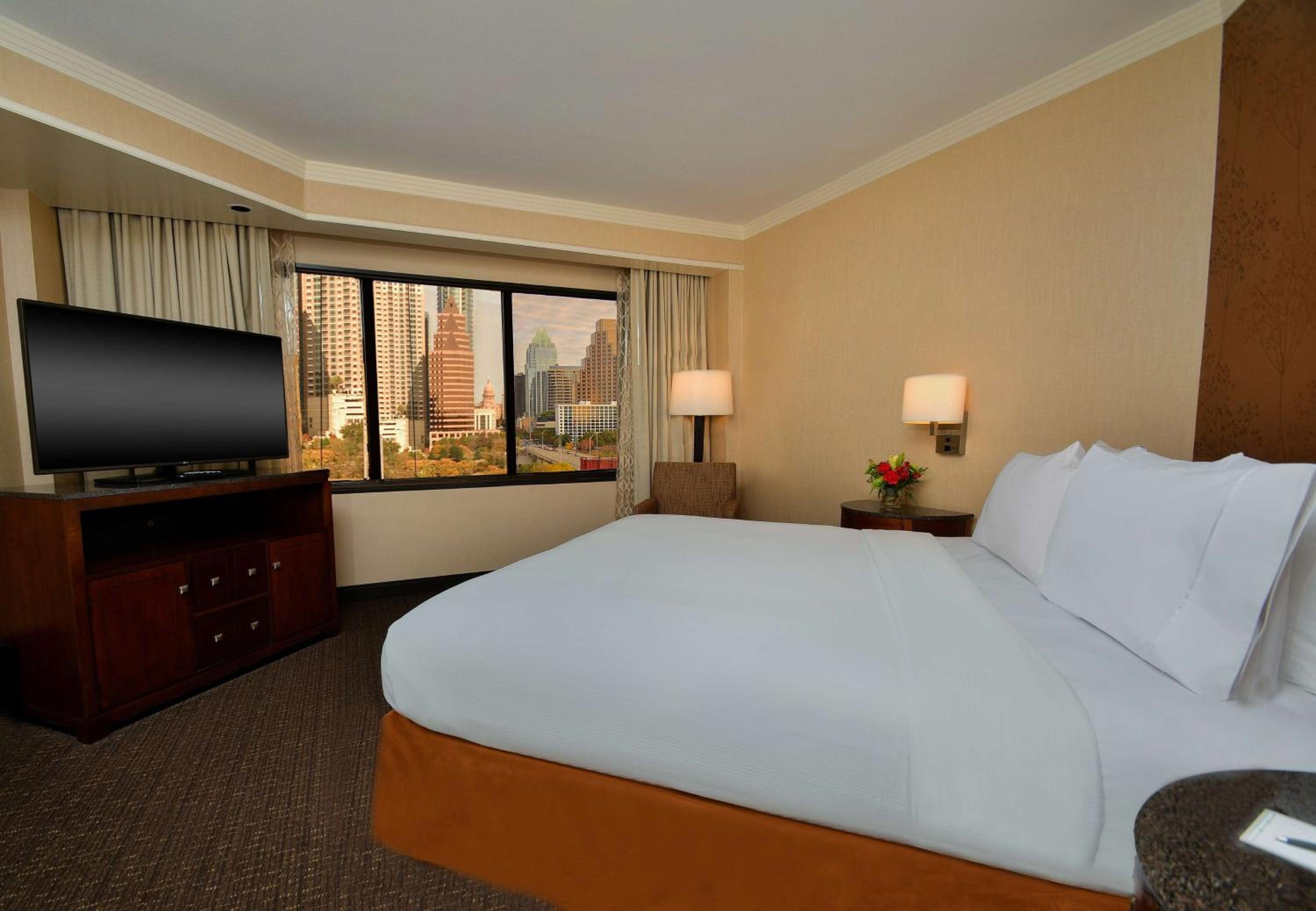 Premium King Suite with City View - Non-Smoking - Photo 3