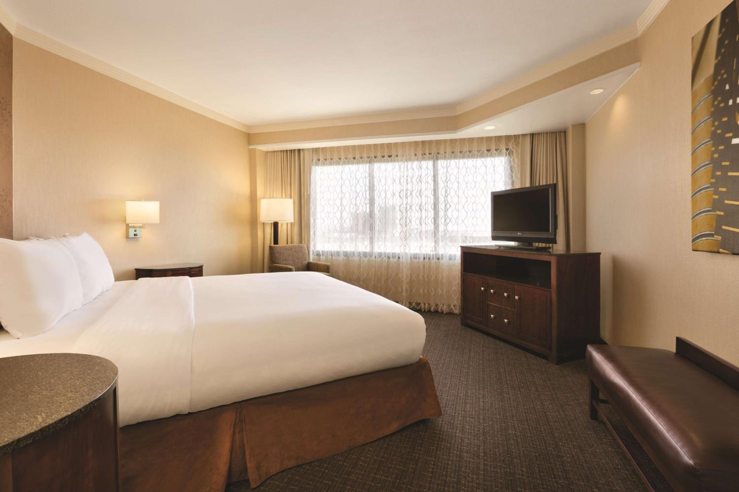 One-Bedroom King Suite - Hearing Access/Non-Smoking - Photo 2