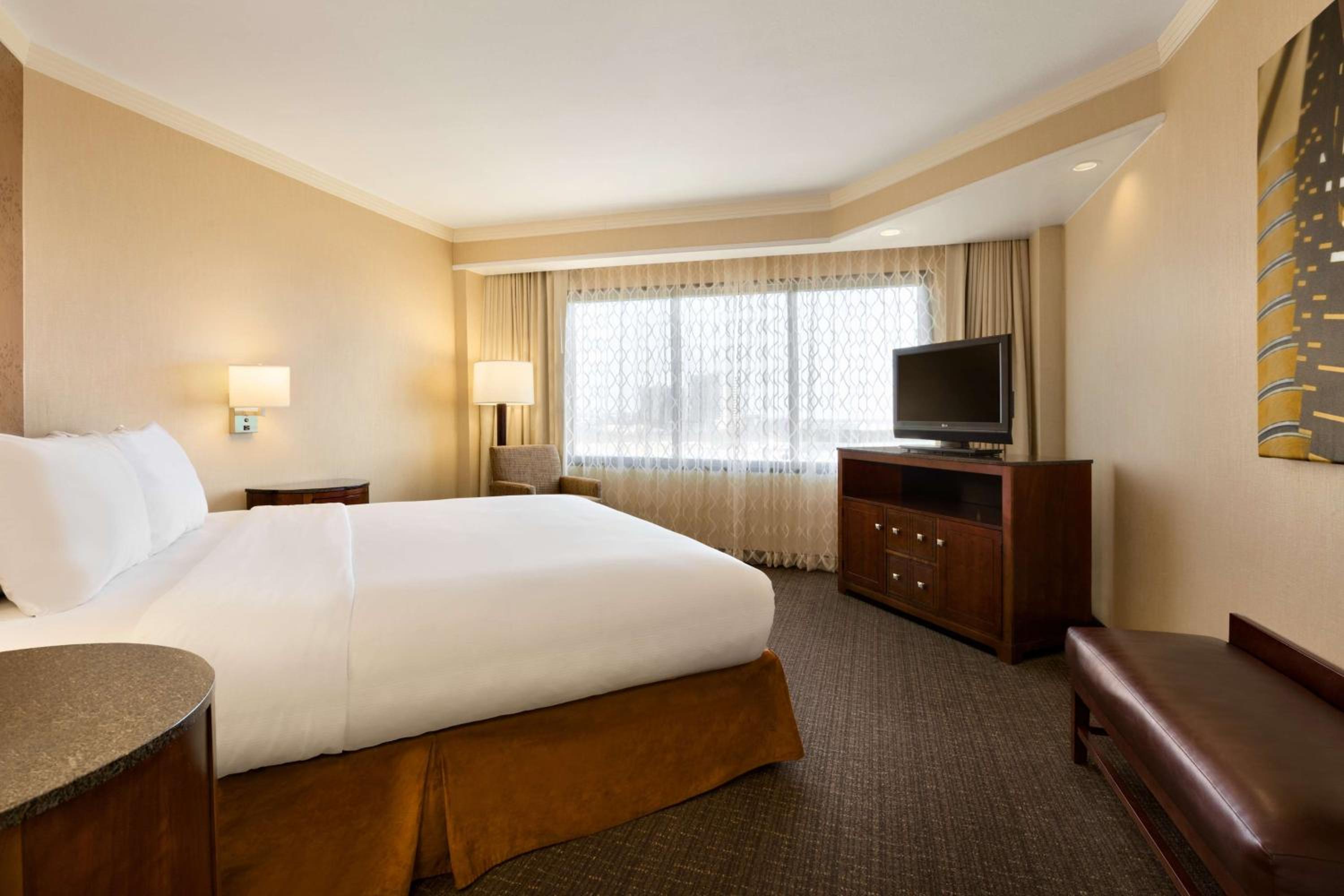 One-Bedroom King Suite - Hearing Access/Non-Smoking - Photo 3