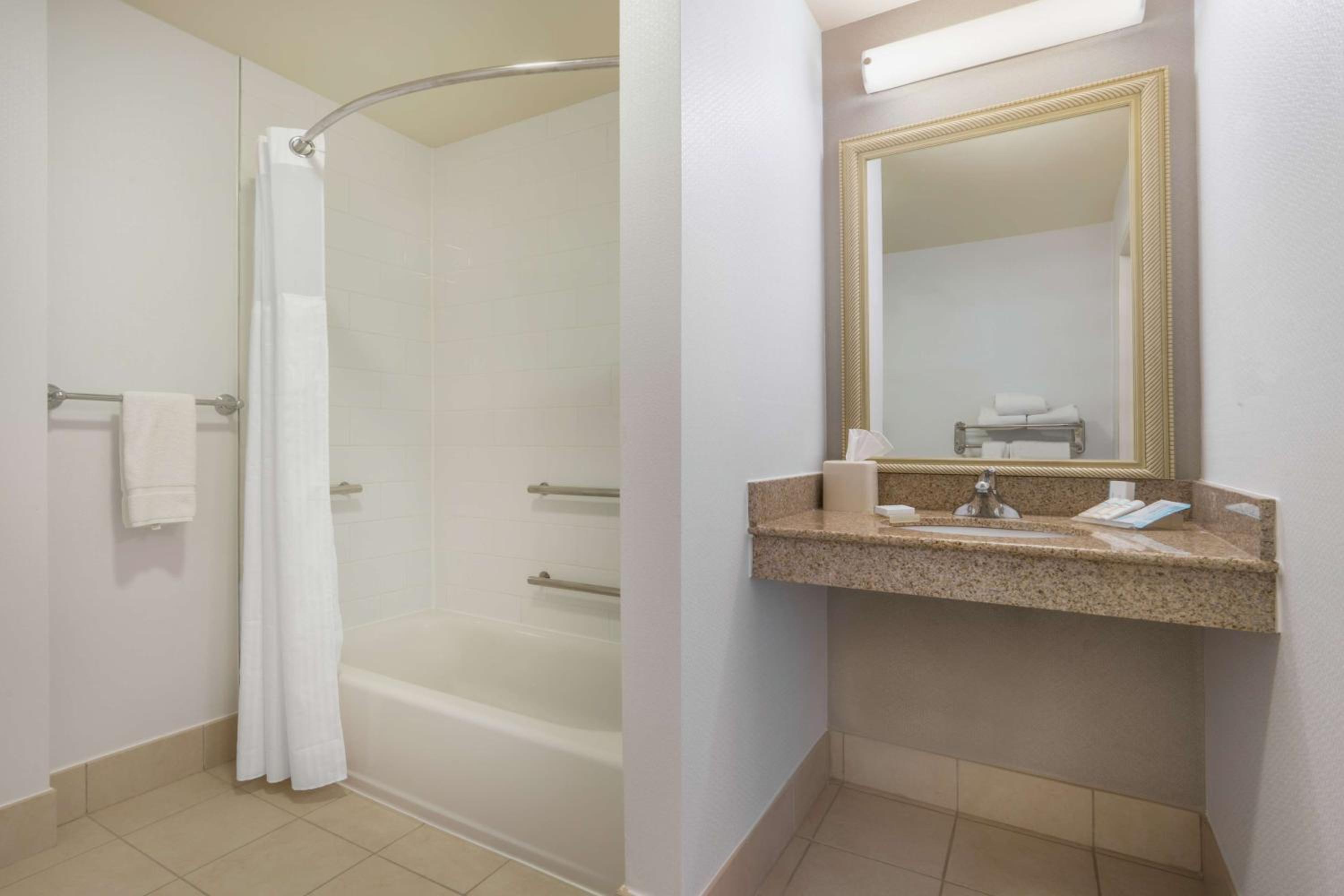 King Room with Bath Tub - Mobility and Hearing Accessible - Photo 2