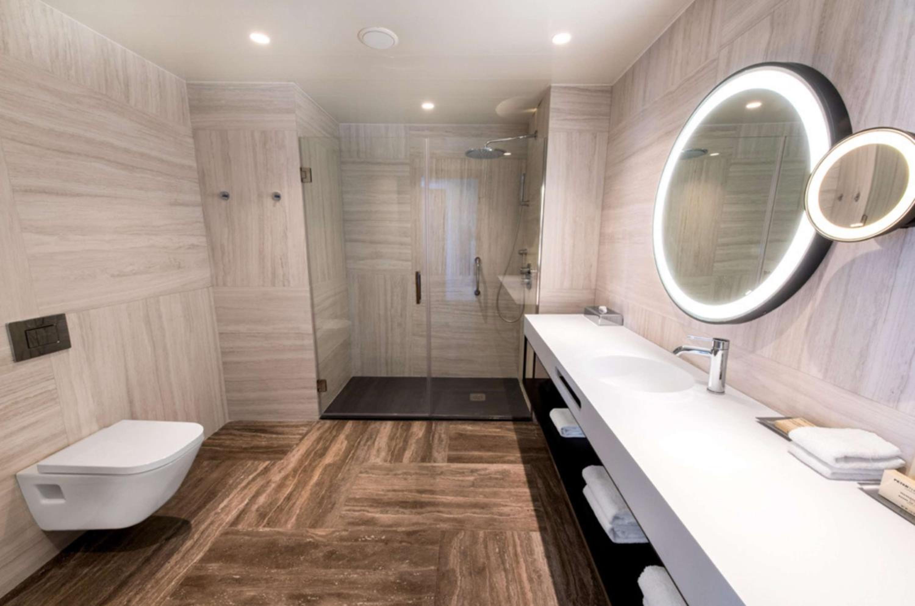 One-Bedroom Suite thumbnail 6