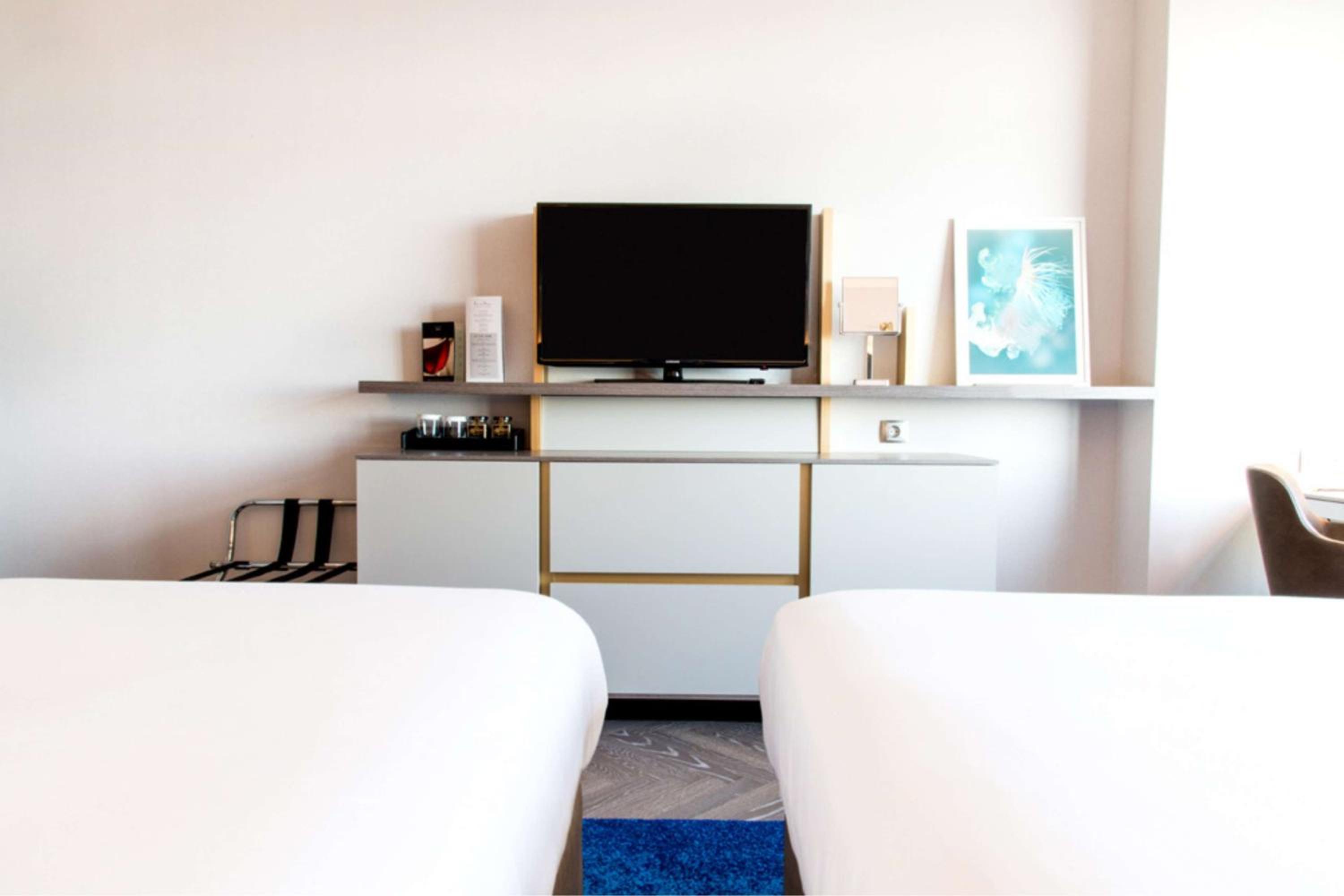 Executive Twin Room thumbnail 6