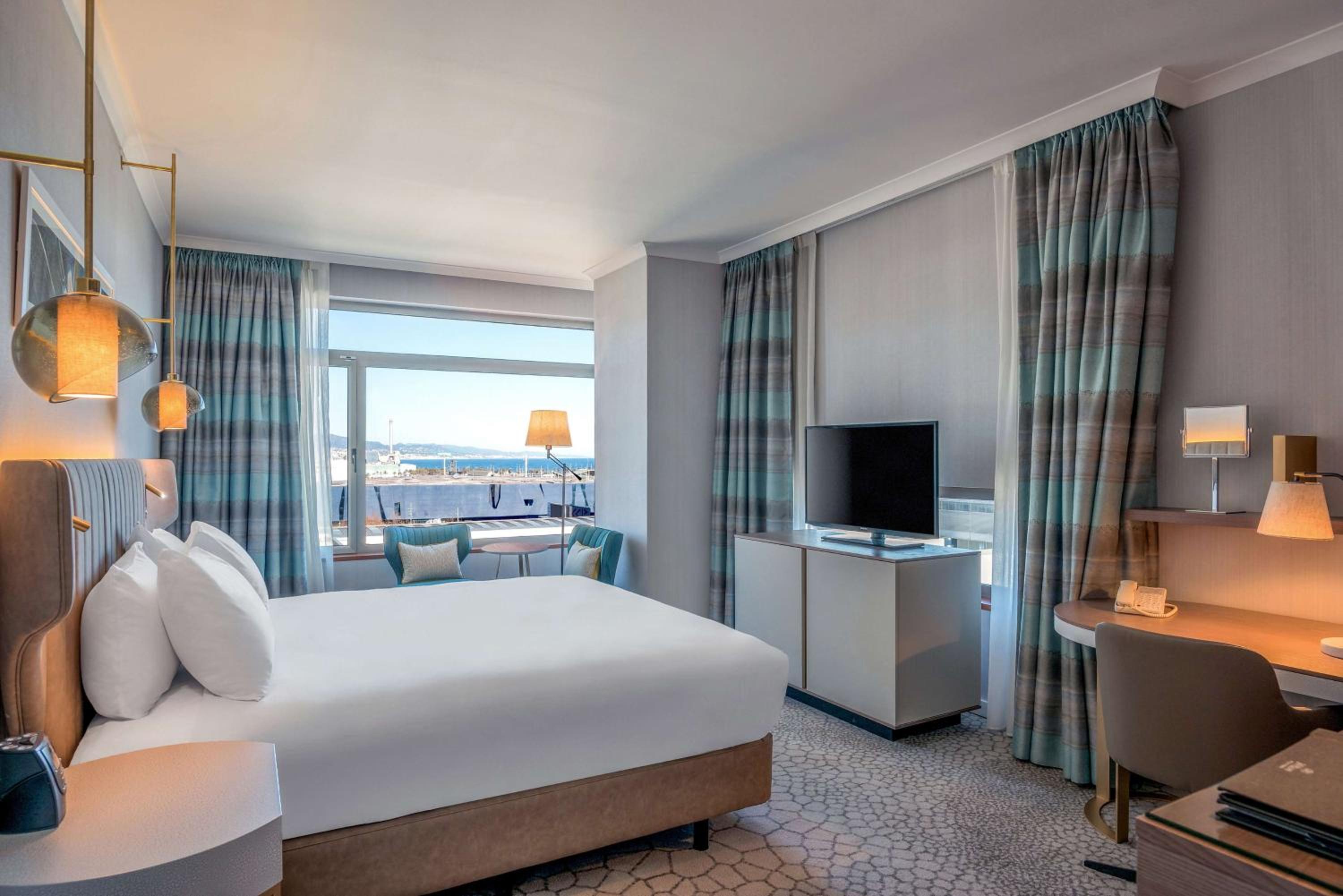Corner King Room