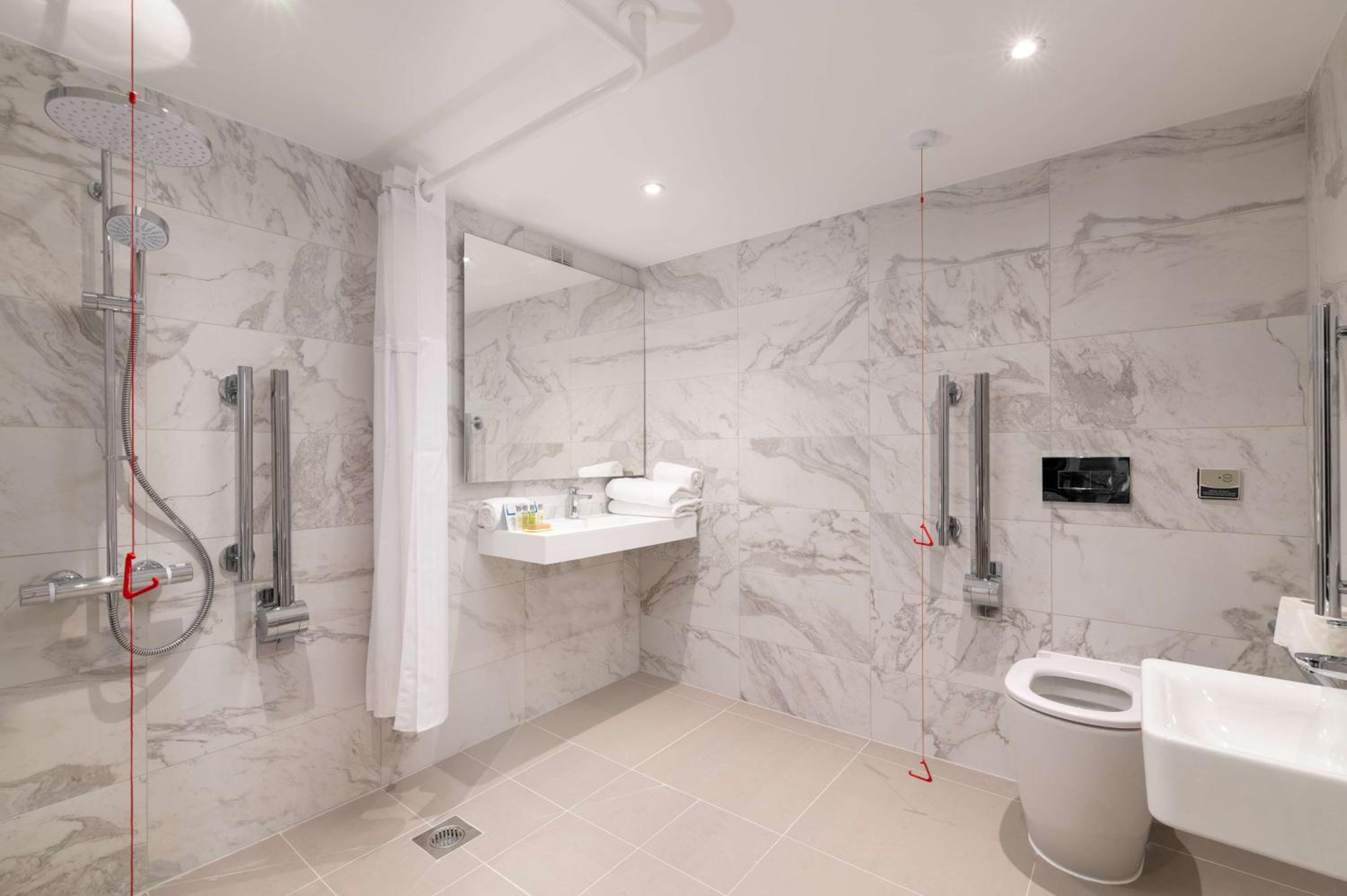 Queen Room - Mobility Access - Photo 7
