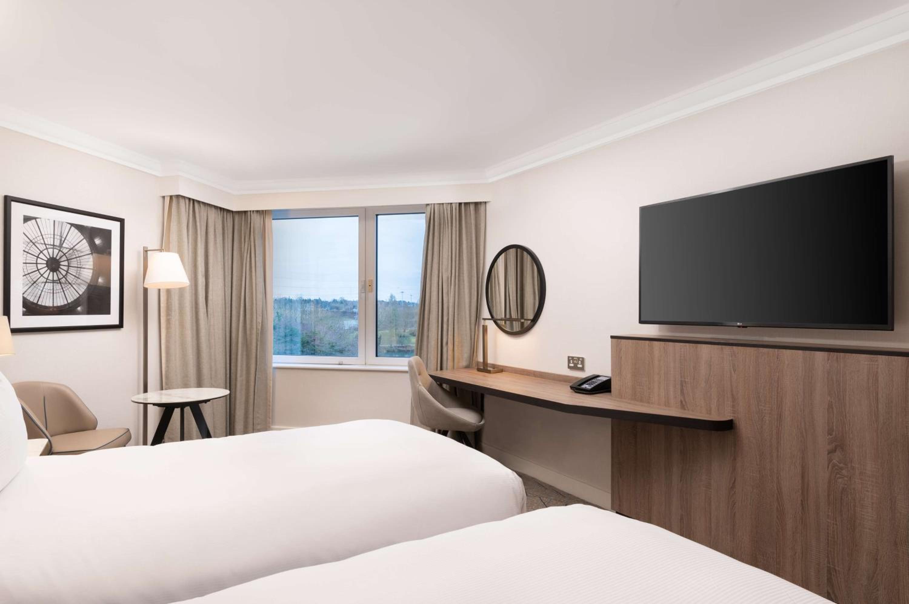Deluxe Hilton Twin Room - Photo 1