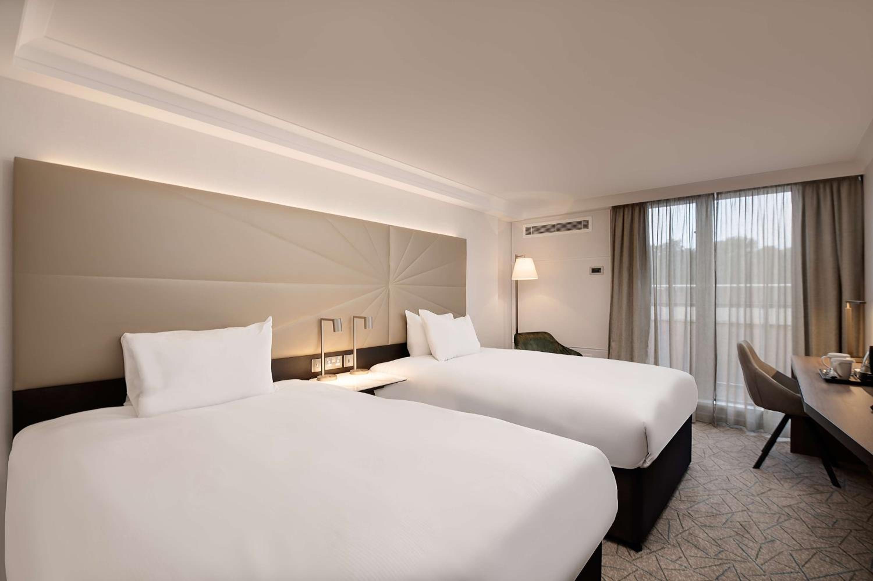 Deluxe Hilton Twin Room - Photo 3