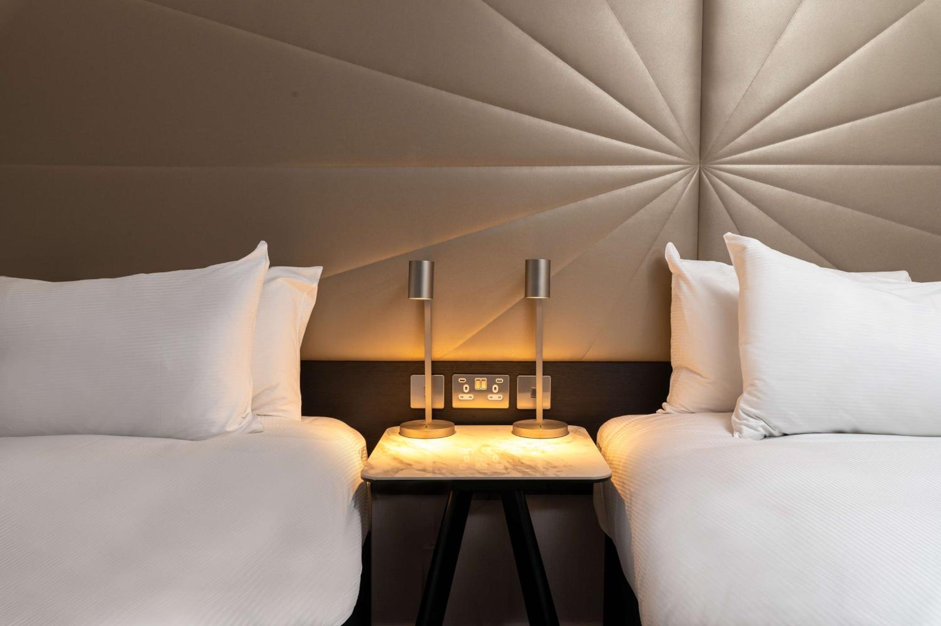 Deluxe Hilton Twin Room - Photo 2
