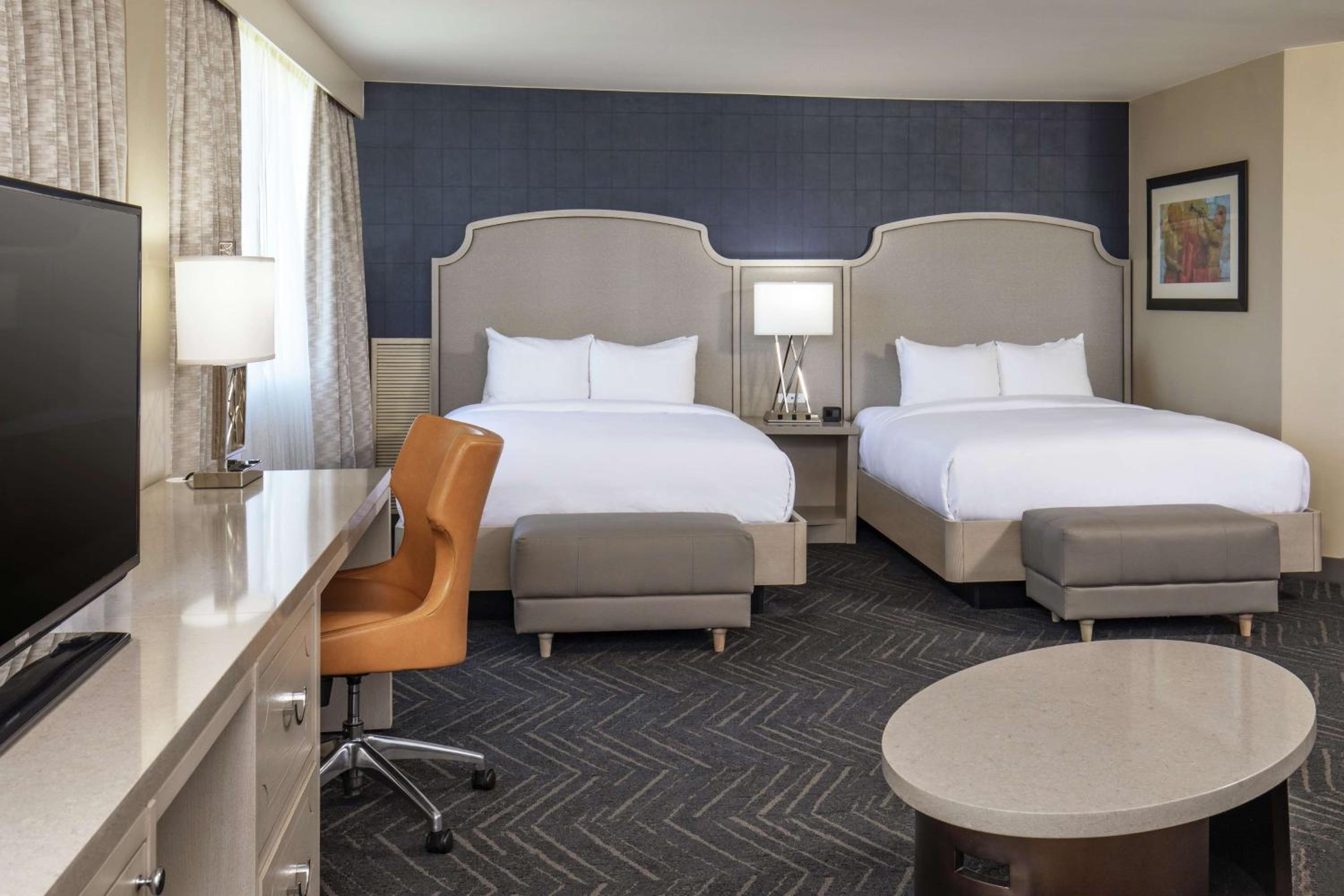 Junior Suite with Two Queen Beds and Sofa Bed - Photo 2