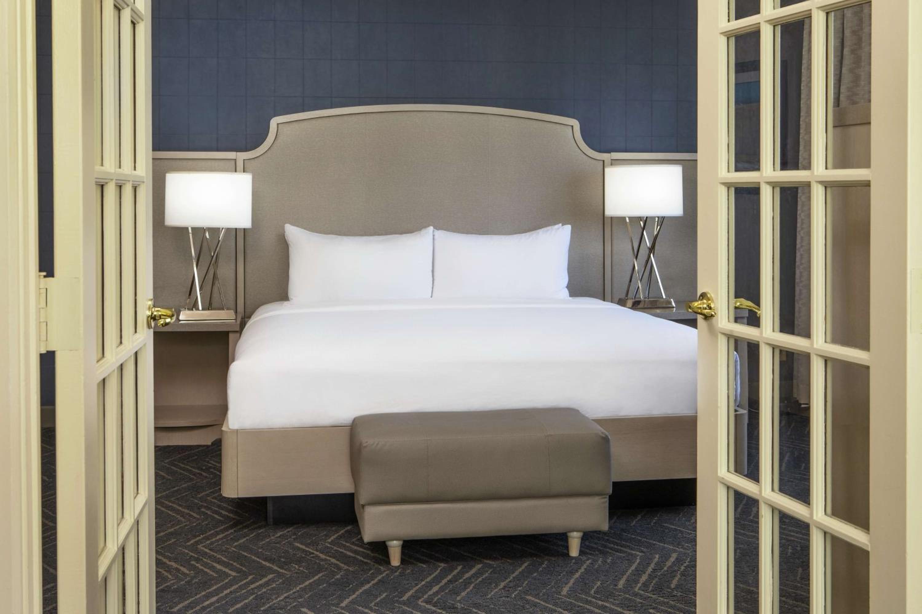 Two Room King Suite with Sofa Bed - Photo 4