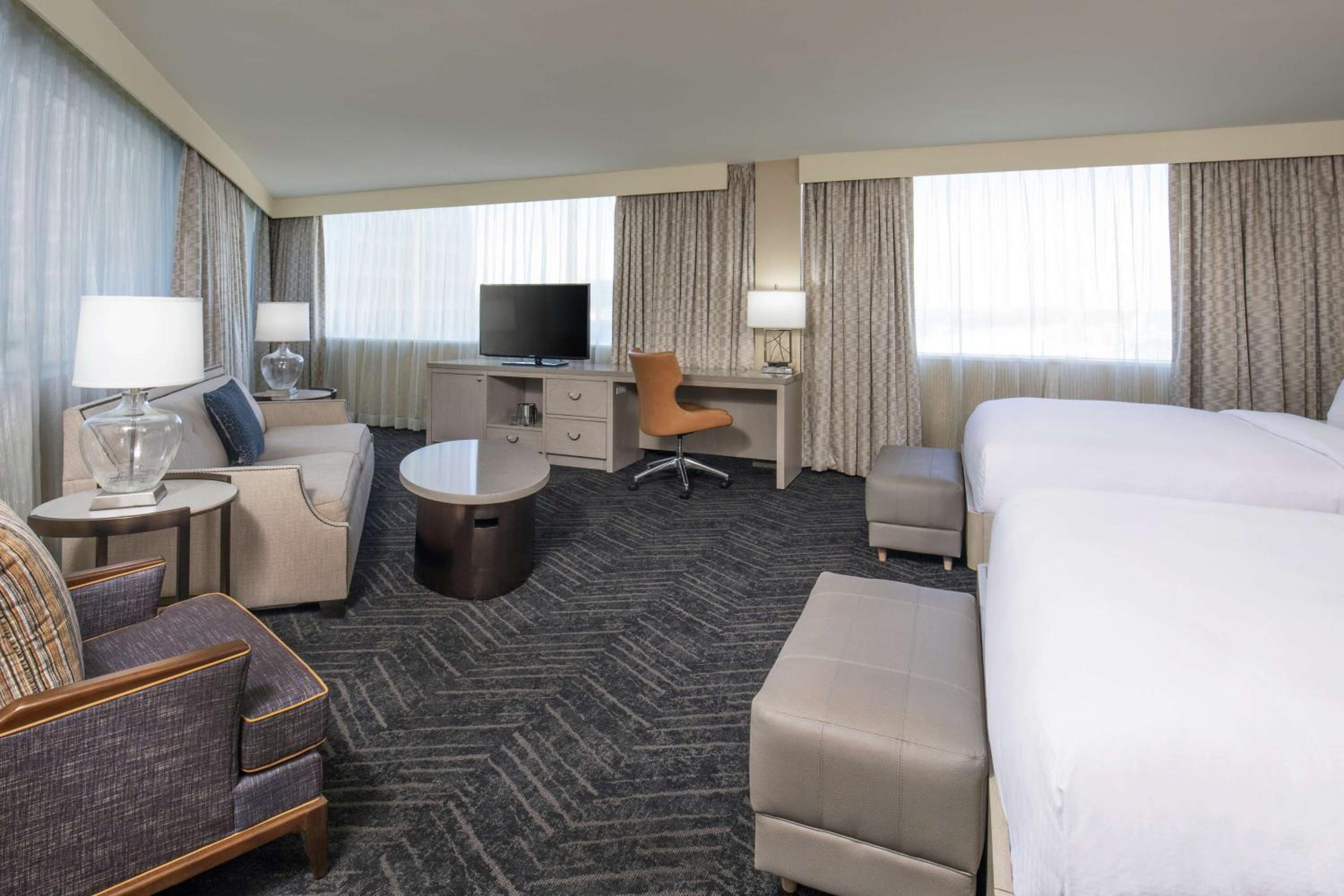 Junior Suite with Two Queen Beds and Sofa Bed - Photo 3
