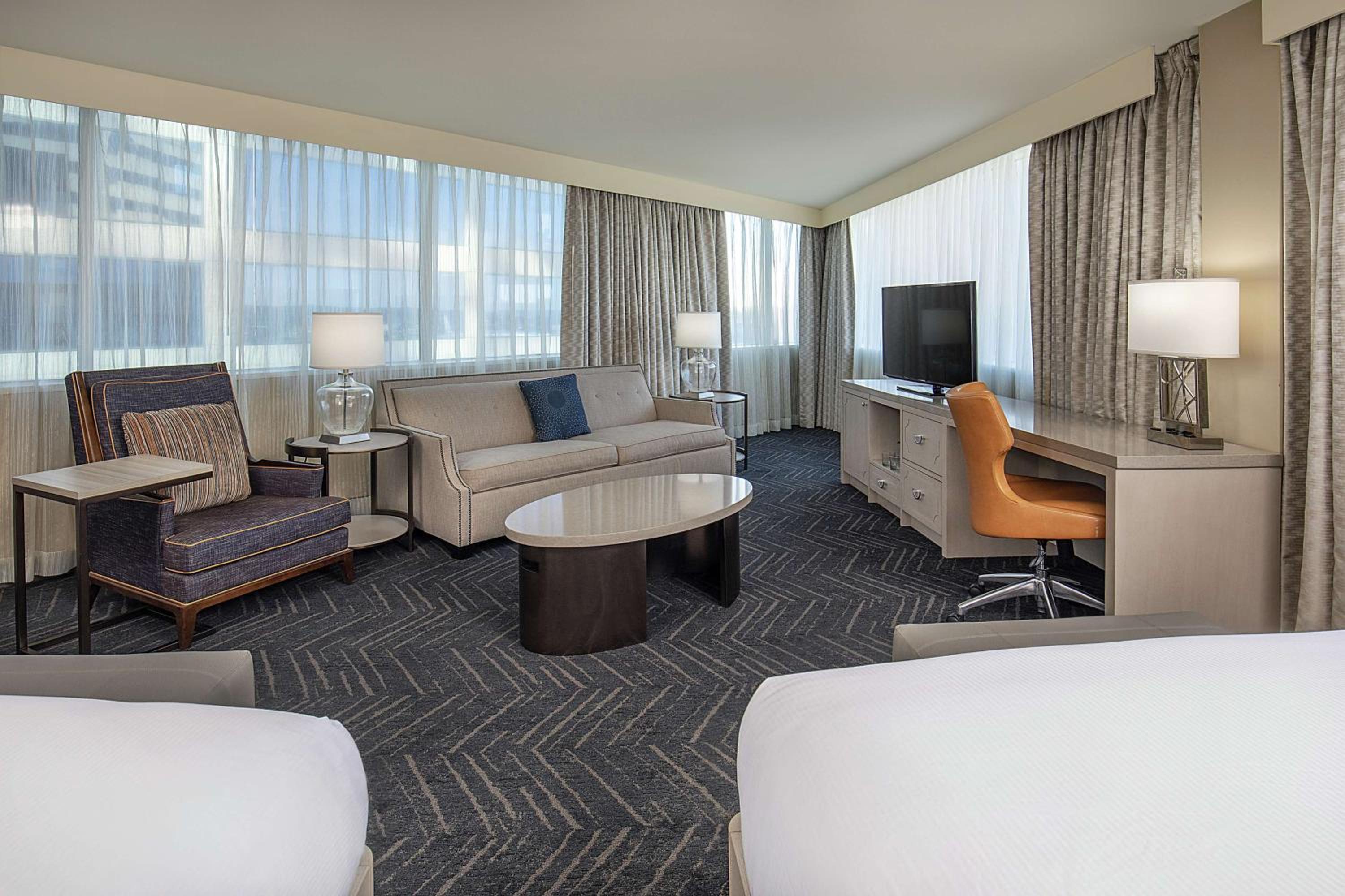 Junior Suite with Two Queen Beds and Sofa Bed - Photo 5