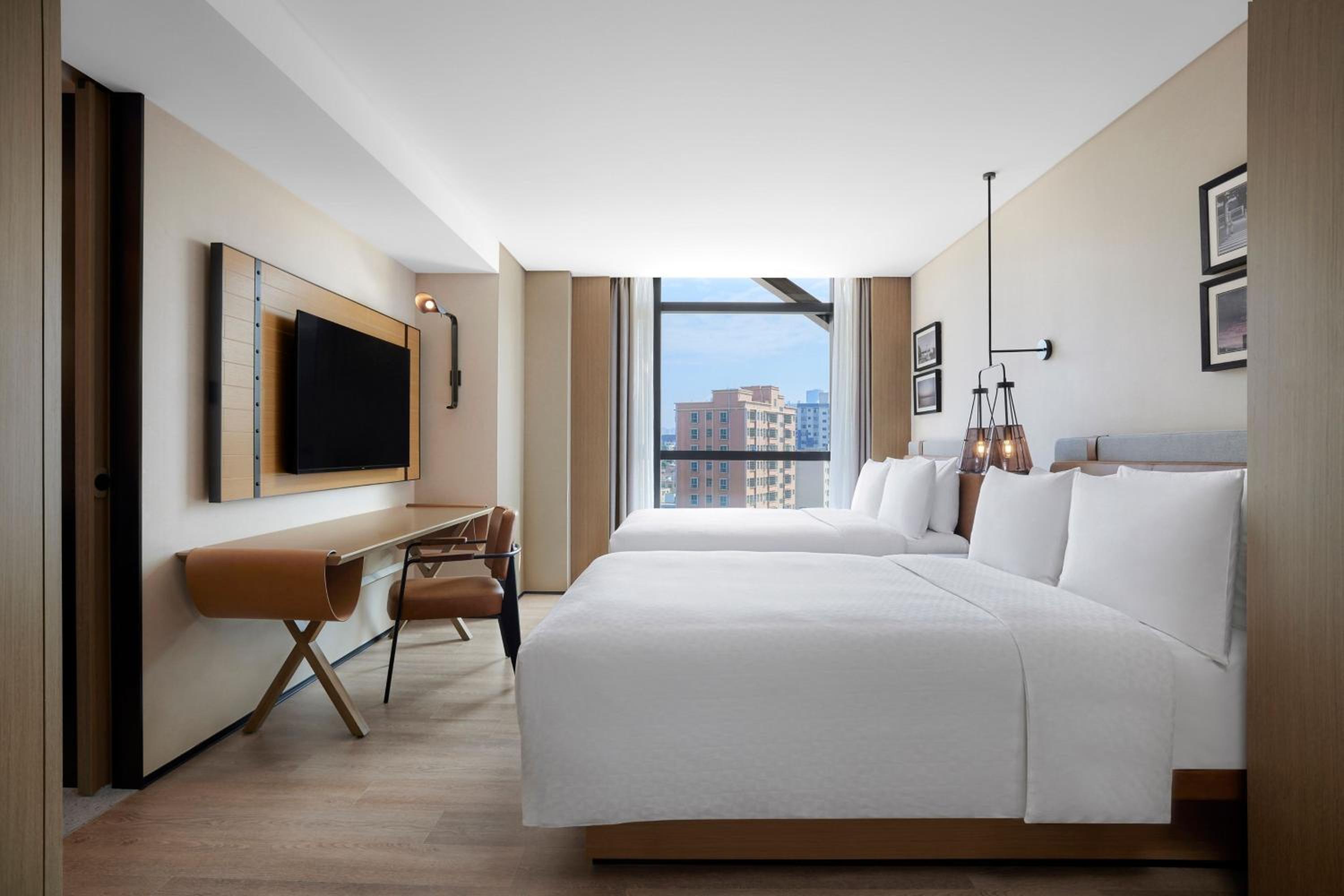 Deluxe Double Room with Two Double Beds and City View - Photo 5
