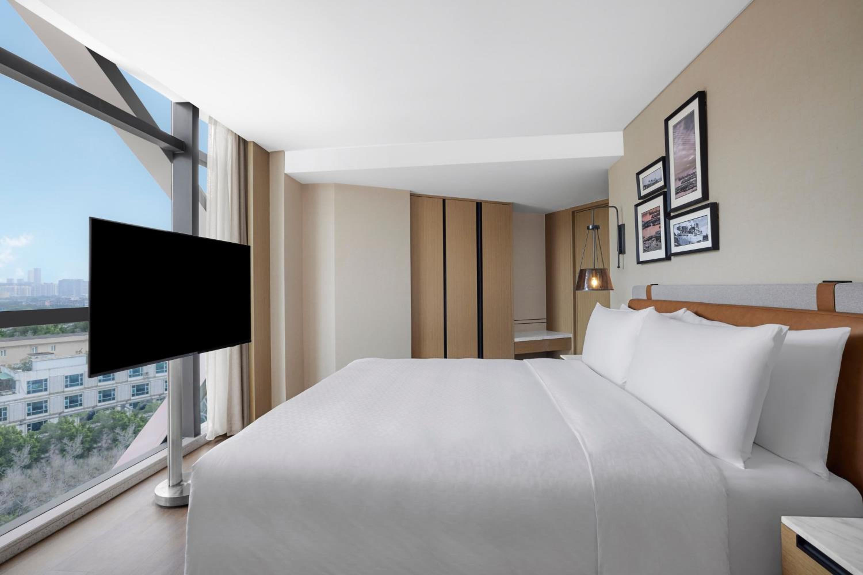 Superior King Suite with City View - Photo 8