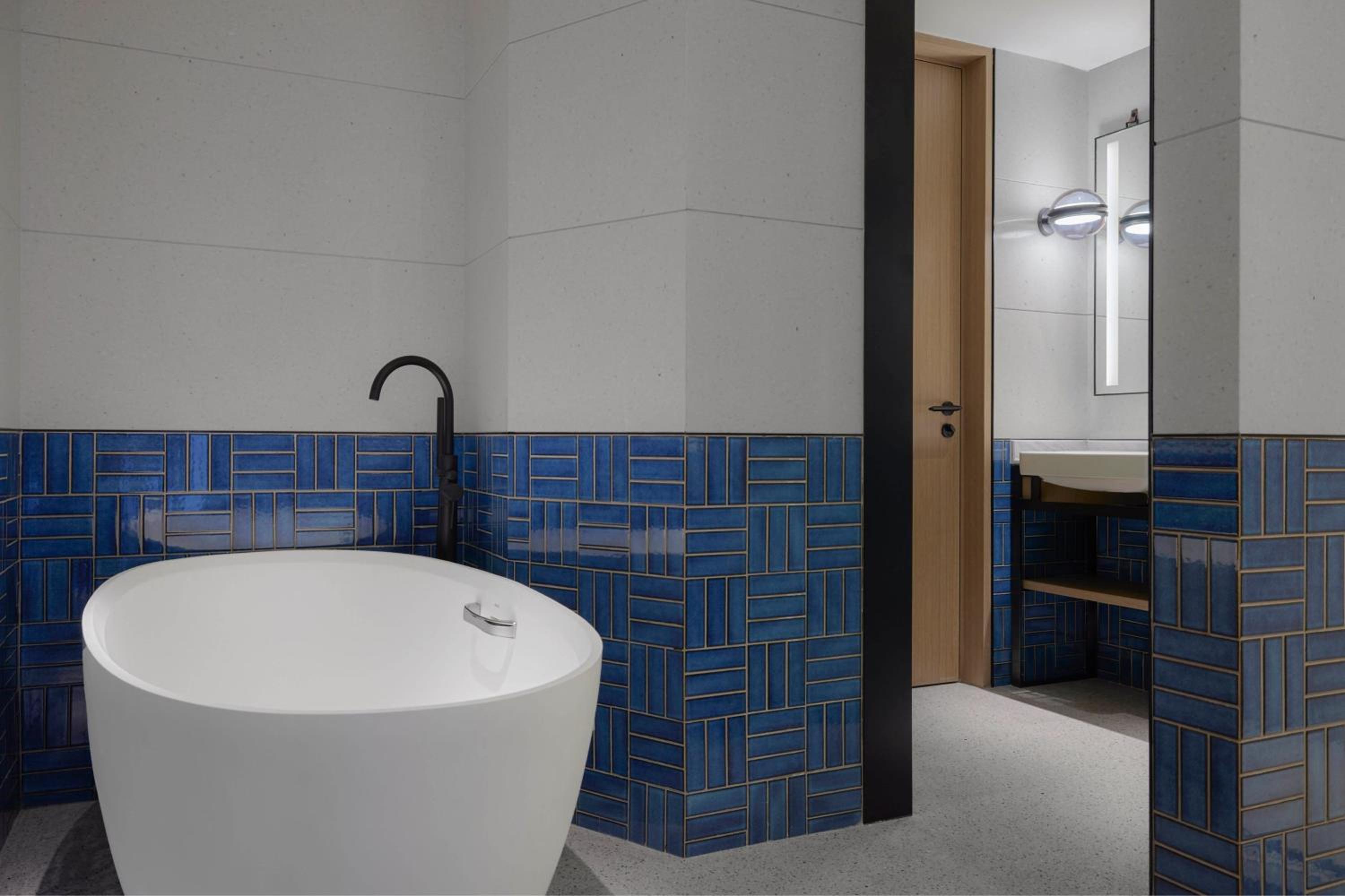 Superior King Suite with City View - Photo 6