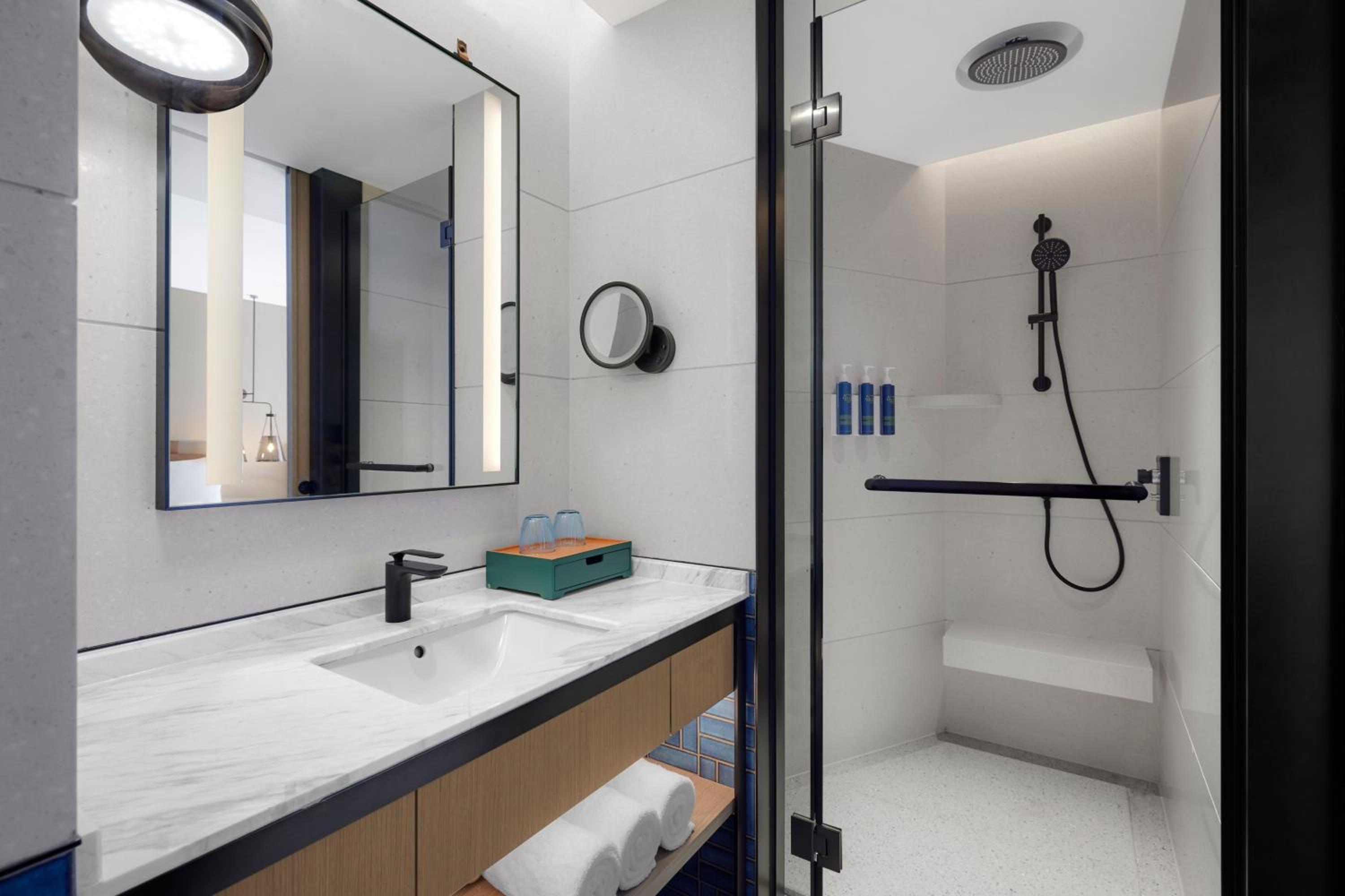 Deluxe Double Room with Two Double Beds and City View - Photo 2