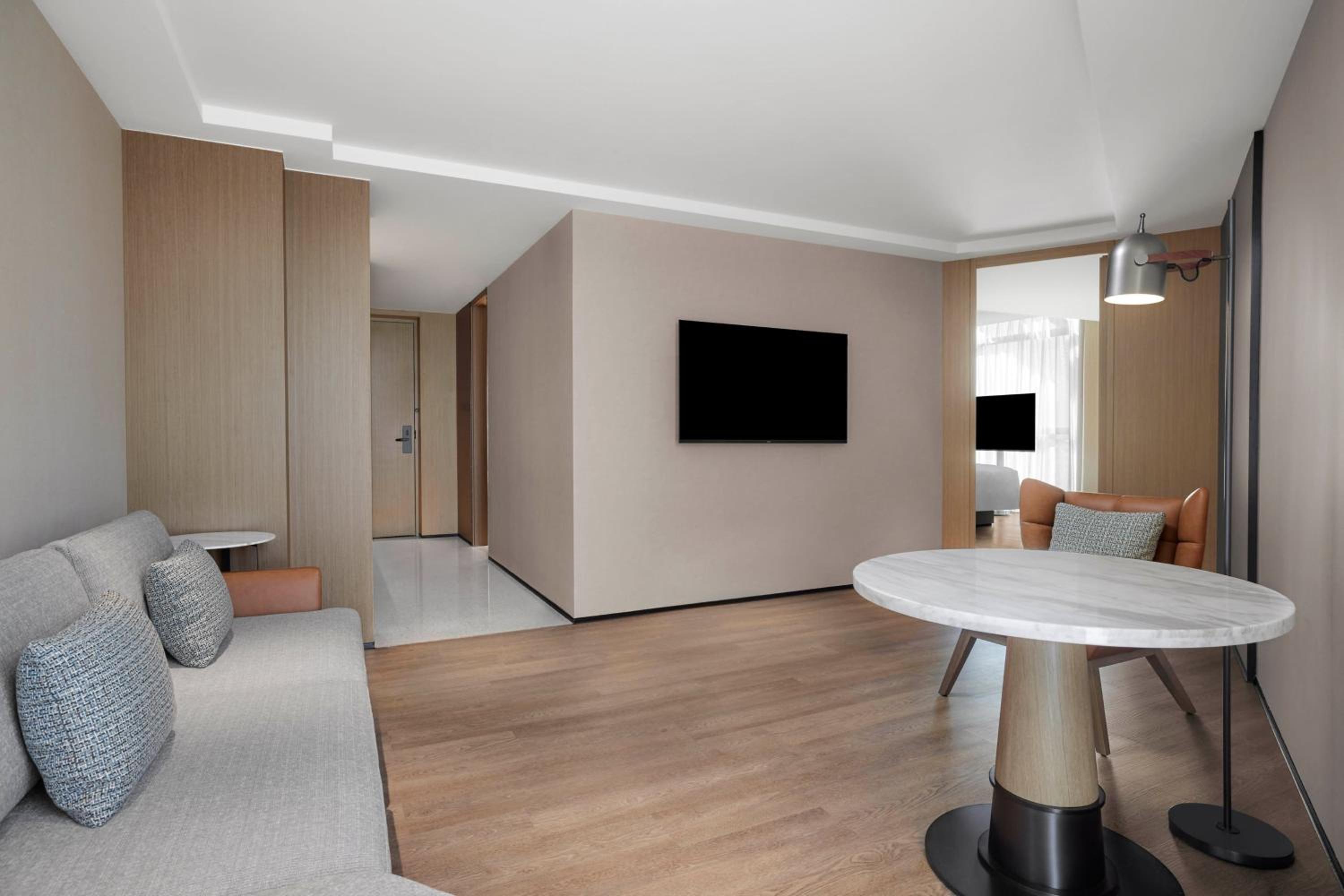 Superior King Suite with City View - Photo 9