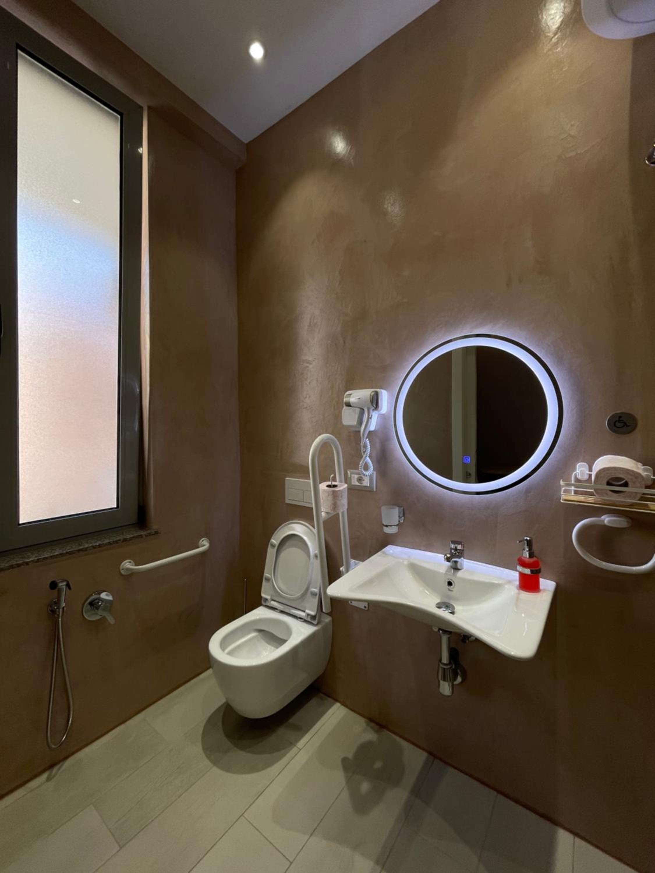 Quadruple Room - Disability Access photo 3