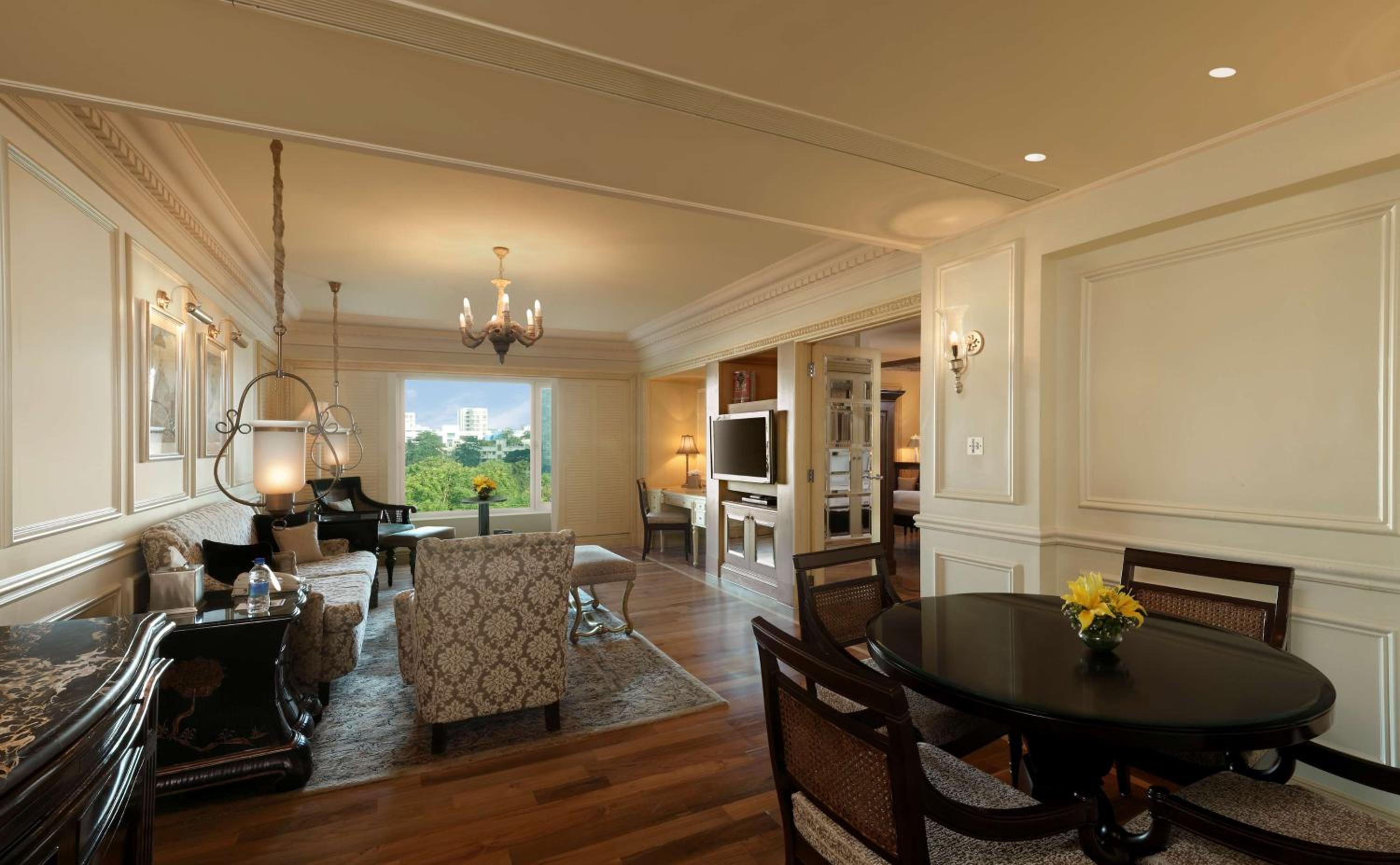 King Majestic Suite with Access to Executive Lounge - Photo 3