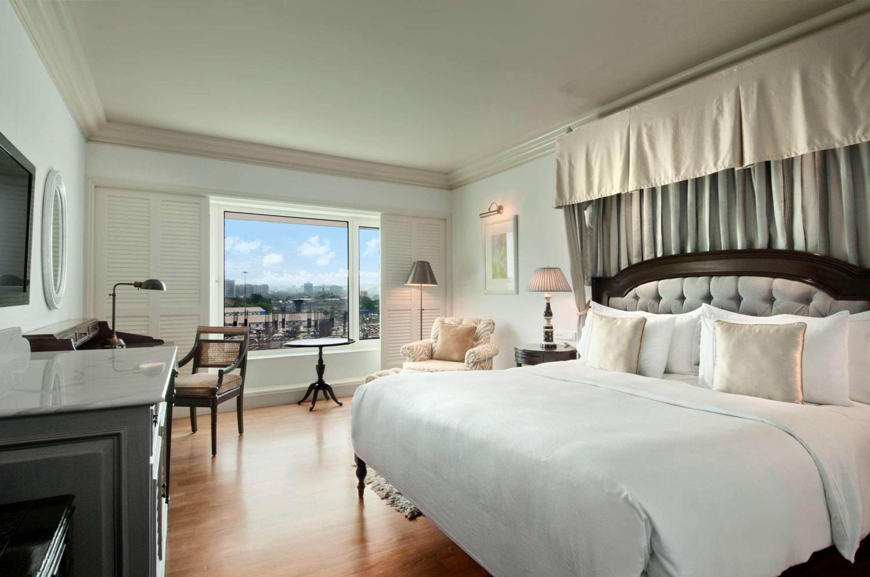 Executive King Room with Access to Executive Lounge - Photo 5