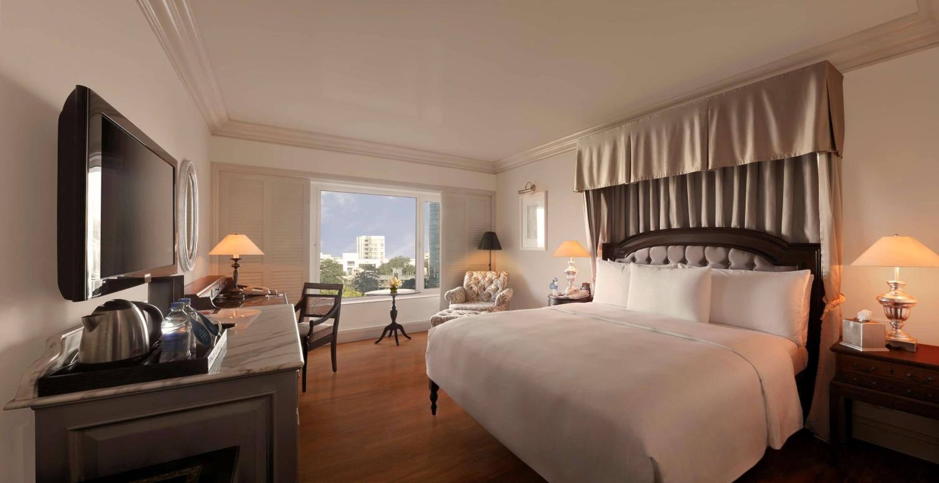 Executive King Room with Access to Executive Lounge - Photo 1