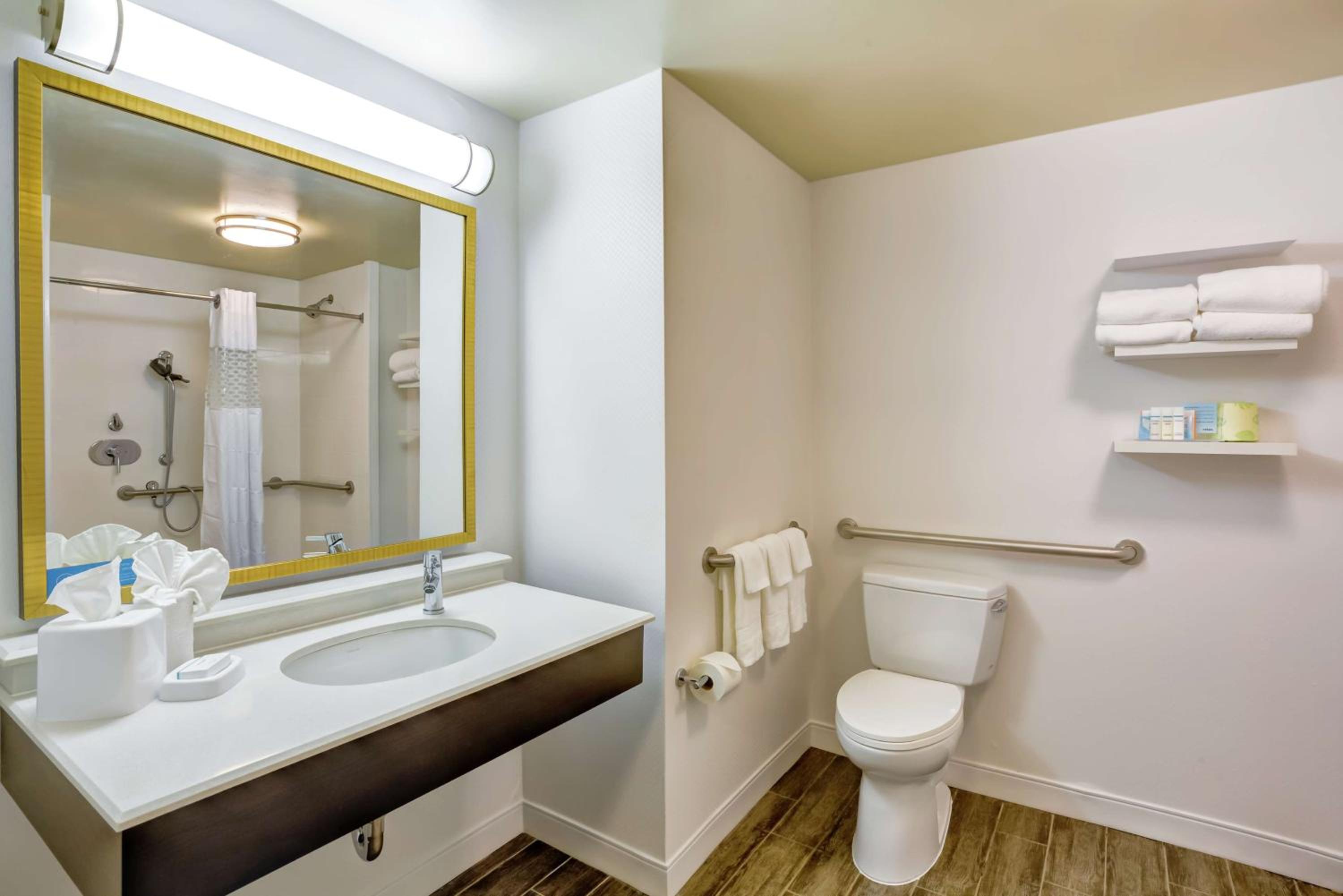 Queen Room with Two Queen Beds - Hearing Access photo 3