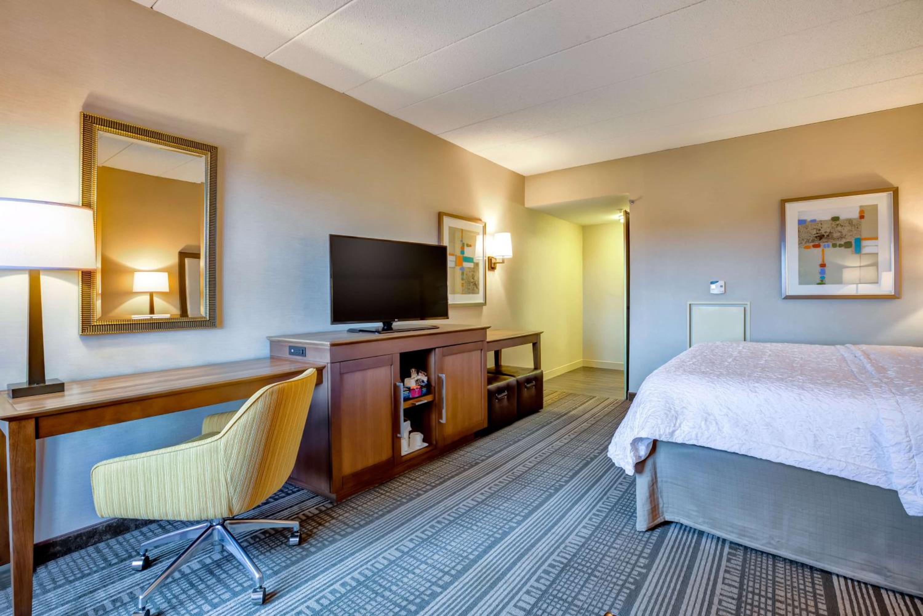 King Room with Sofa Bed - Disability Access/Non-Smoking photo 2
