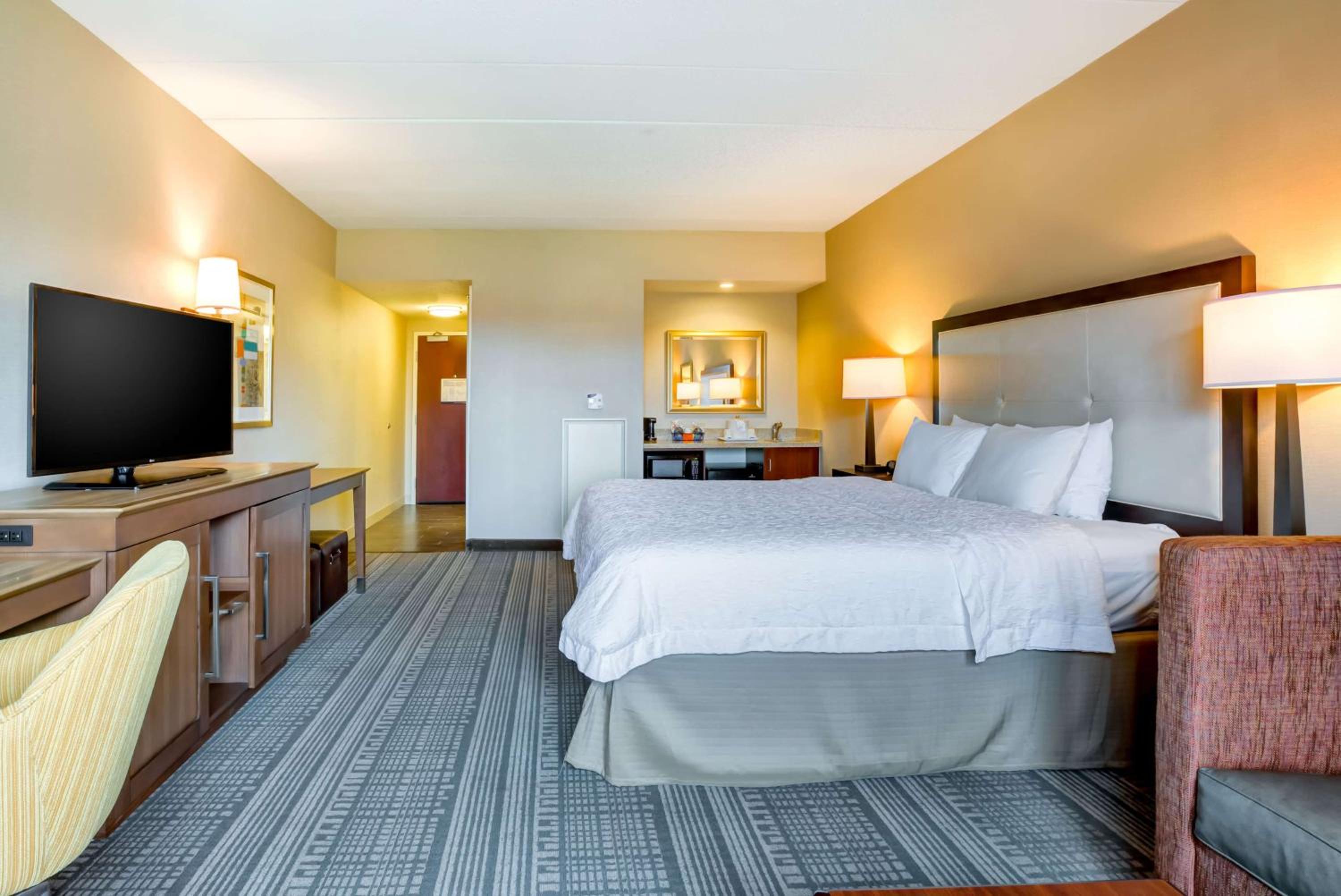 King Suite with Sofa Bed - Non-Smoking photo 2