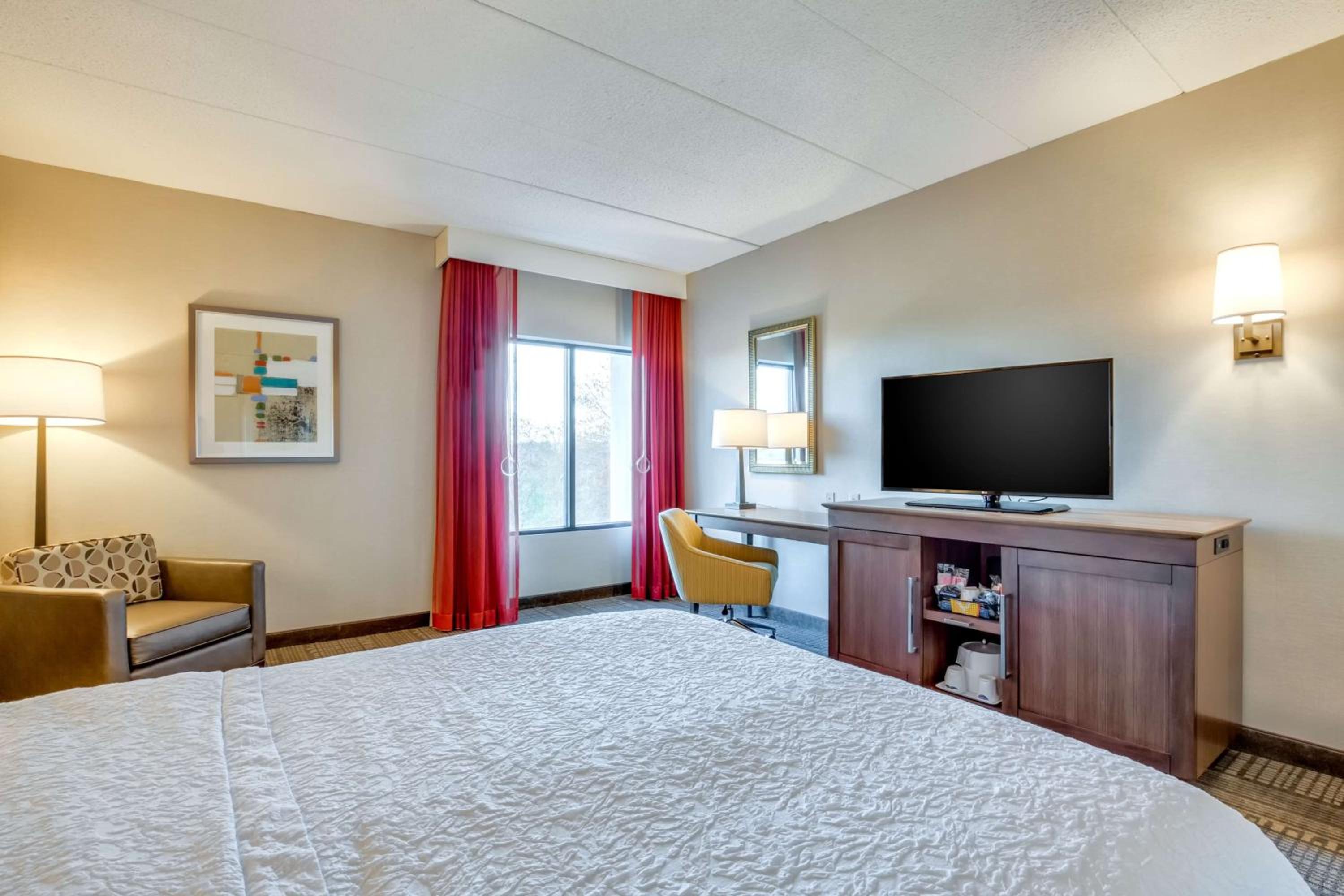 Queen Room with Bath Tub - Disability Access/Non-Smoking  photo 3
