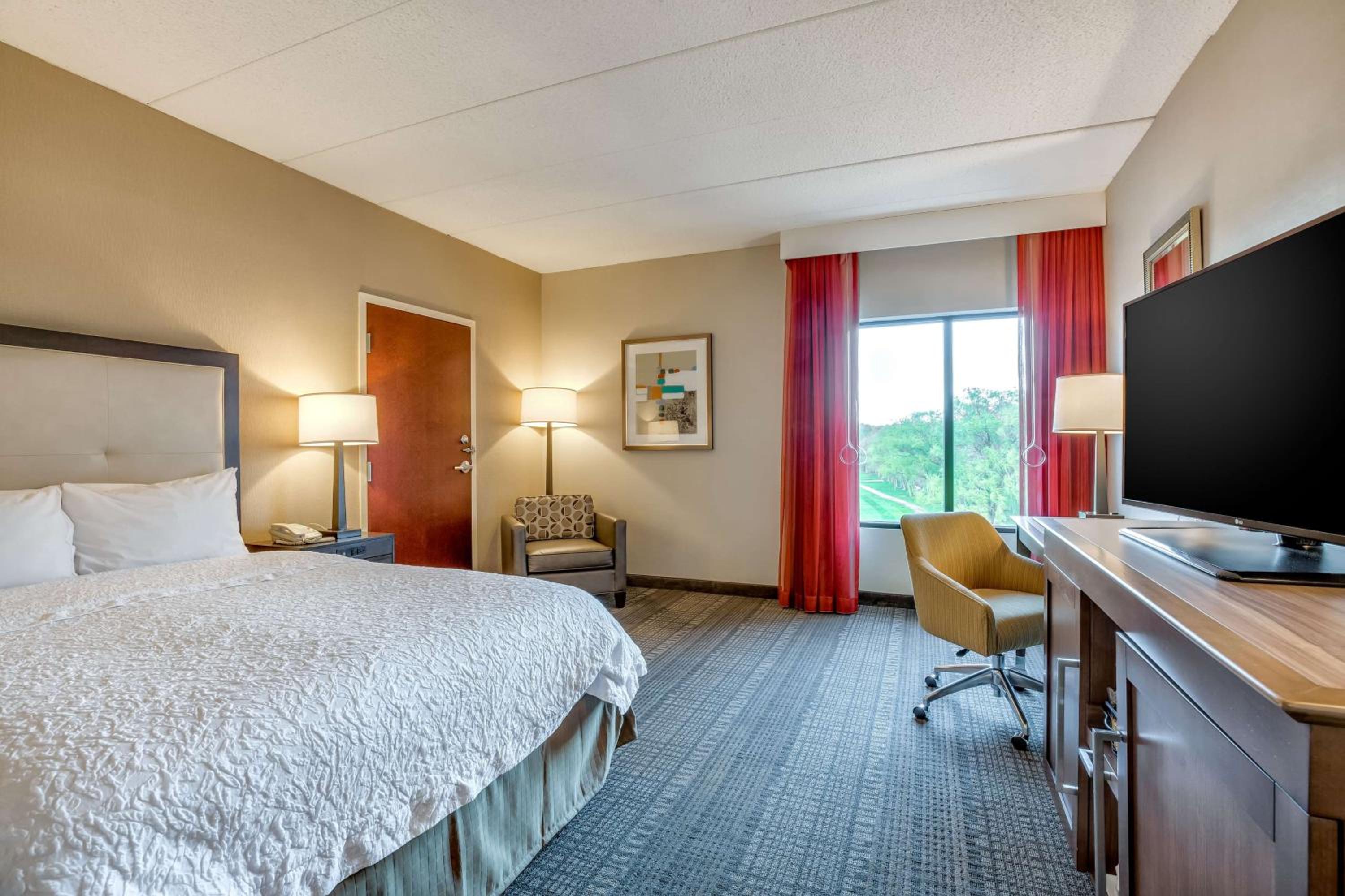 Queen Room with Bath Tub - Disability Access/Non-Smoking  photo 2