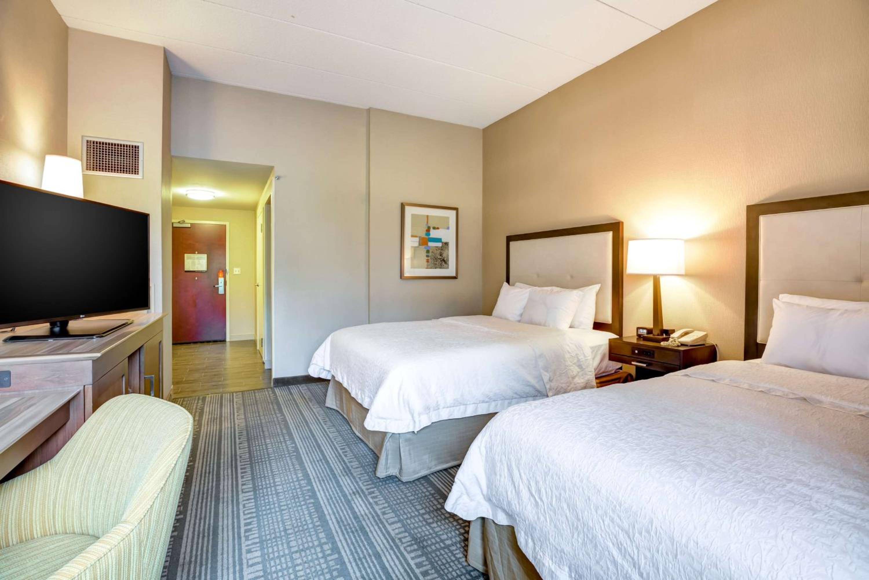 Queen Room with Two Queen Beds photo 3