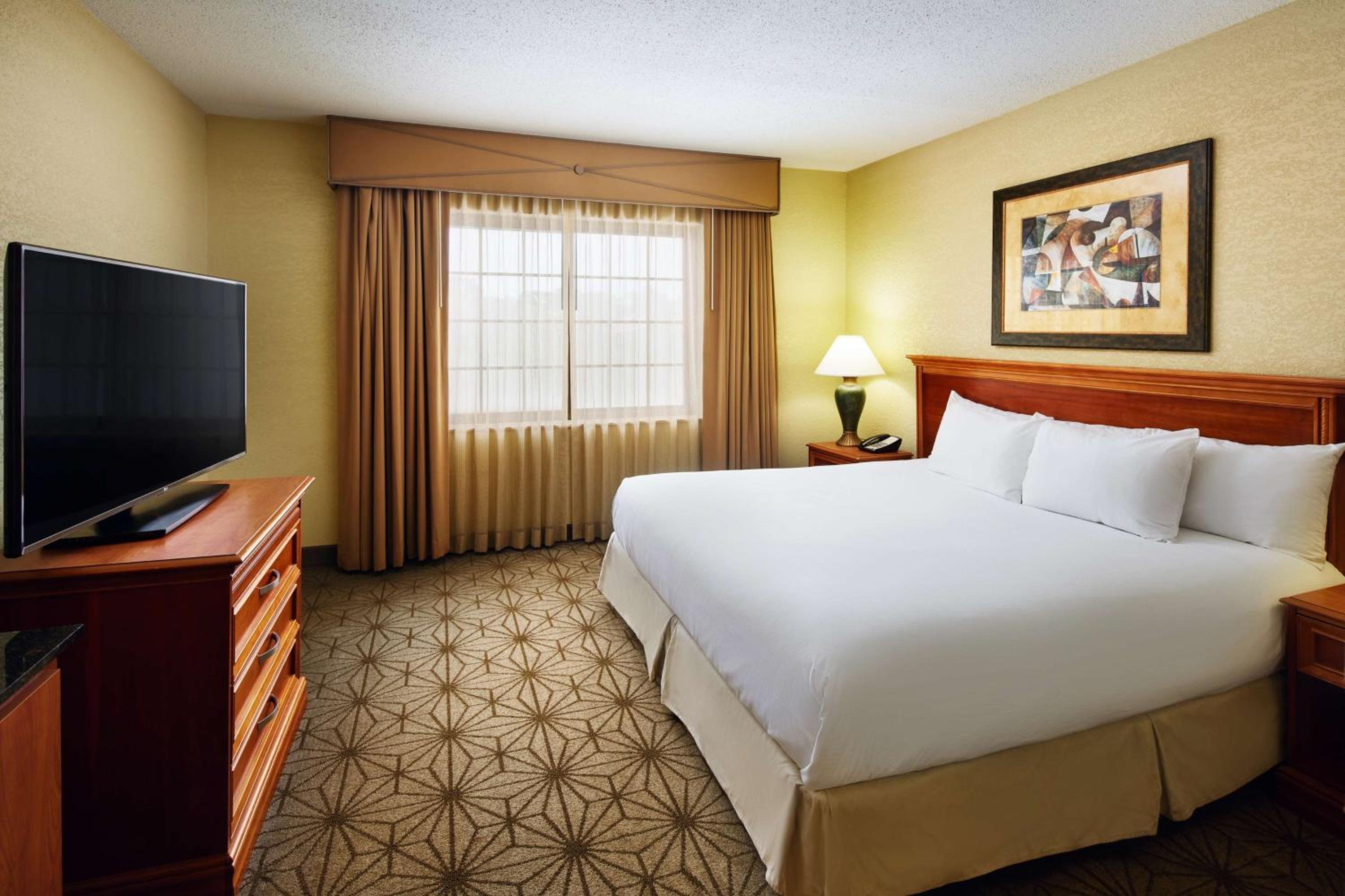 King Corner Suite With City View - Non-Smoking