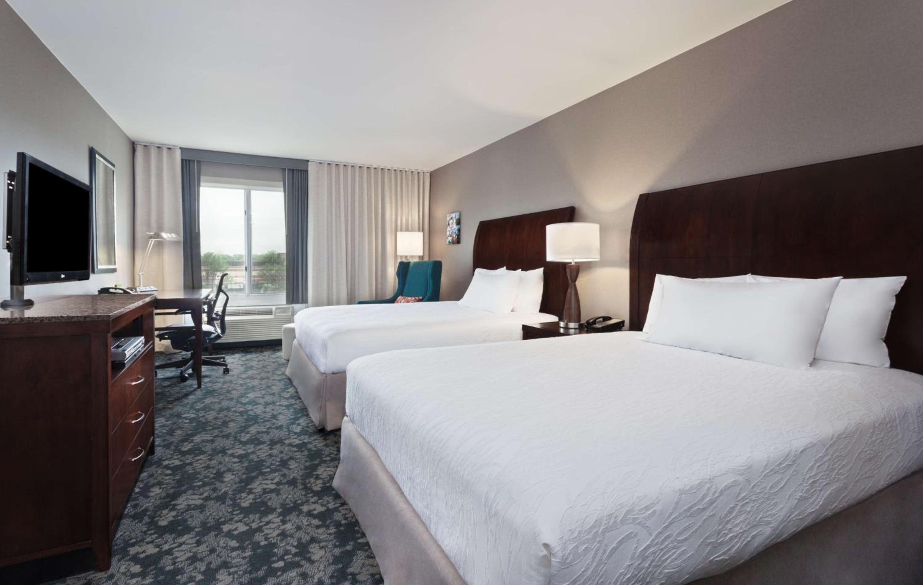 Queen Room with Two Queen Beds - Photo 2